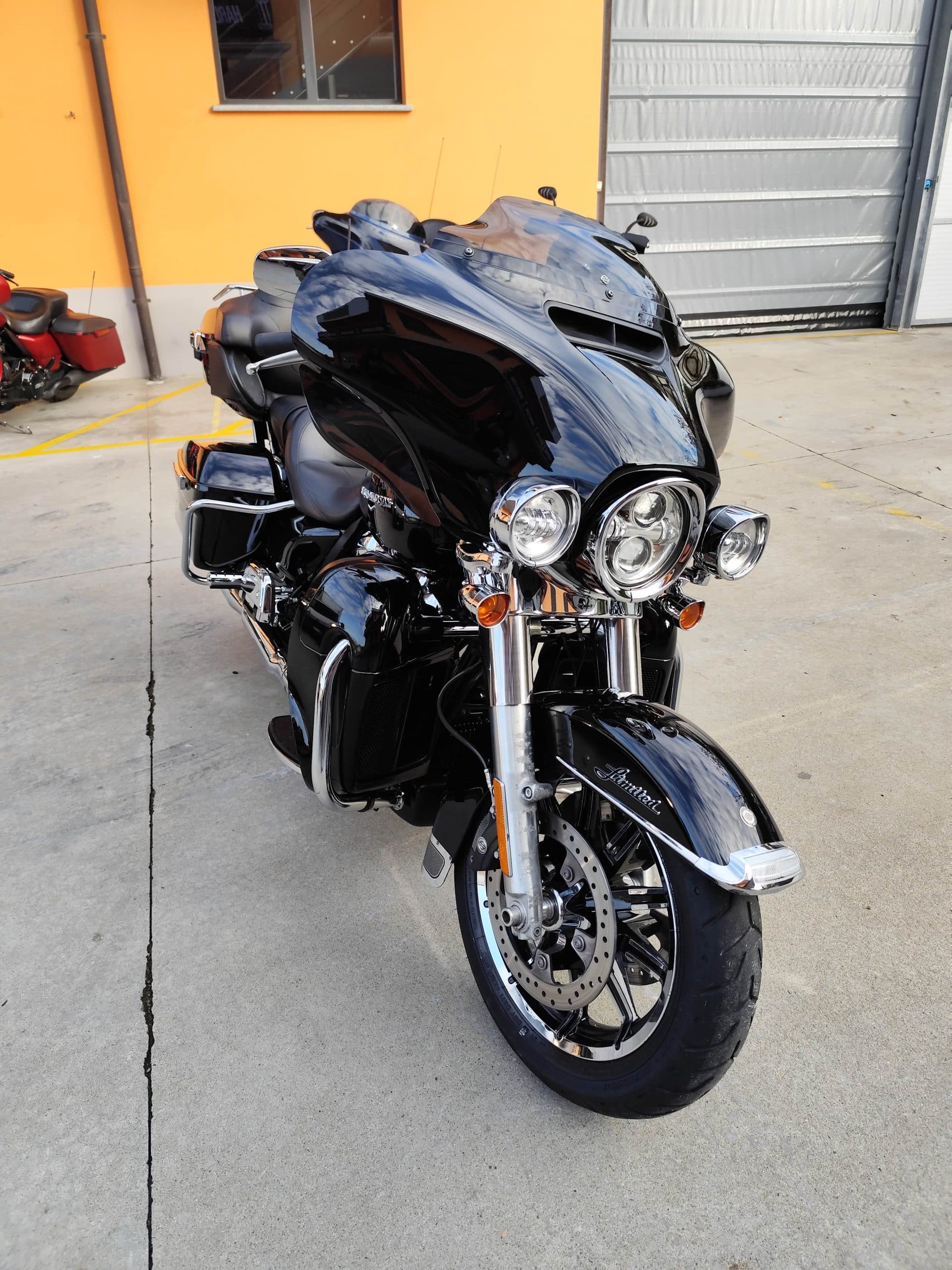 Harley-Davidson Street Glide Limited nera, con finiture cromate e fari LED, in esposizione su piazzale. Ideale per test ride.