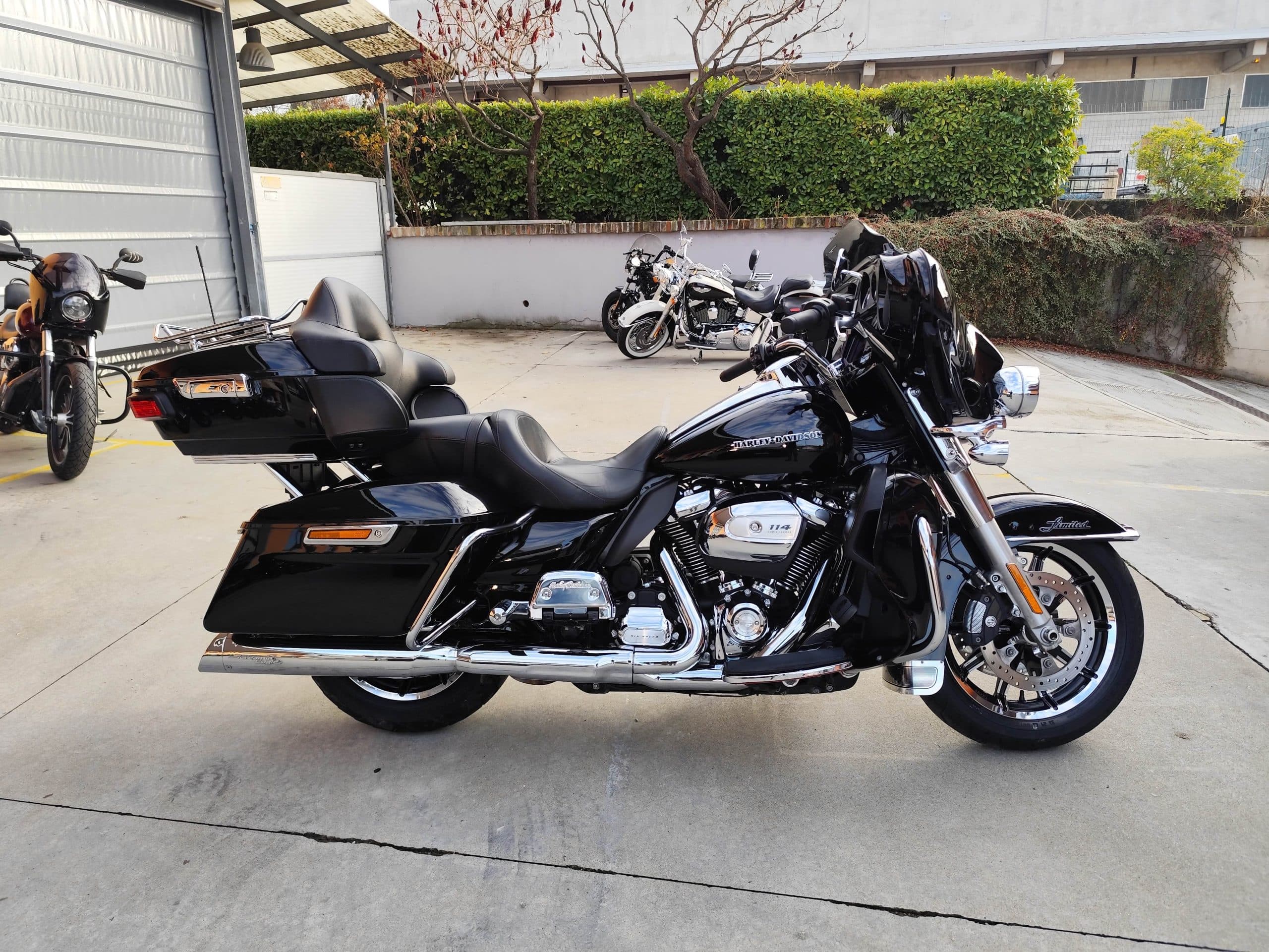 Harley-Davidson Ultra Limited nera con motore Milwaukee-Eight 114, in esposizione presso concessionaria.
