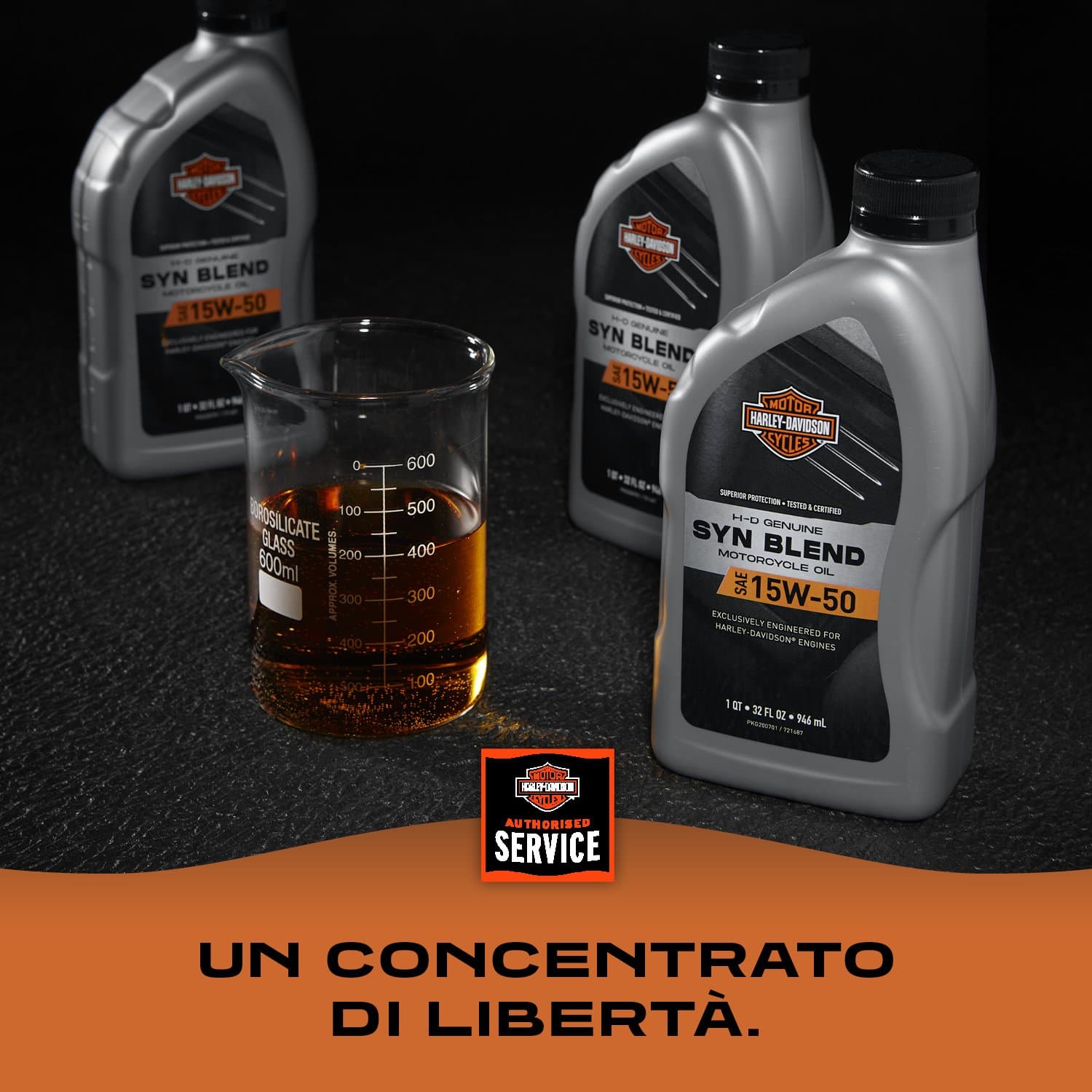 Olio motore Harley-Davidson SYN BLEND 15W-50 in flaconi e becher, simbolo di precisione e libertà per i motori moto.