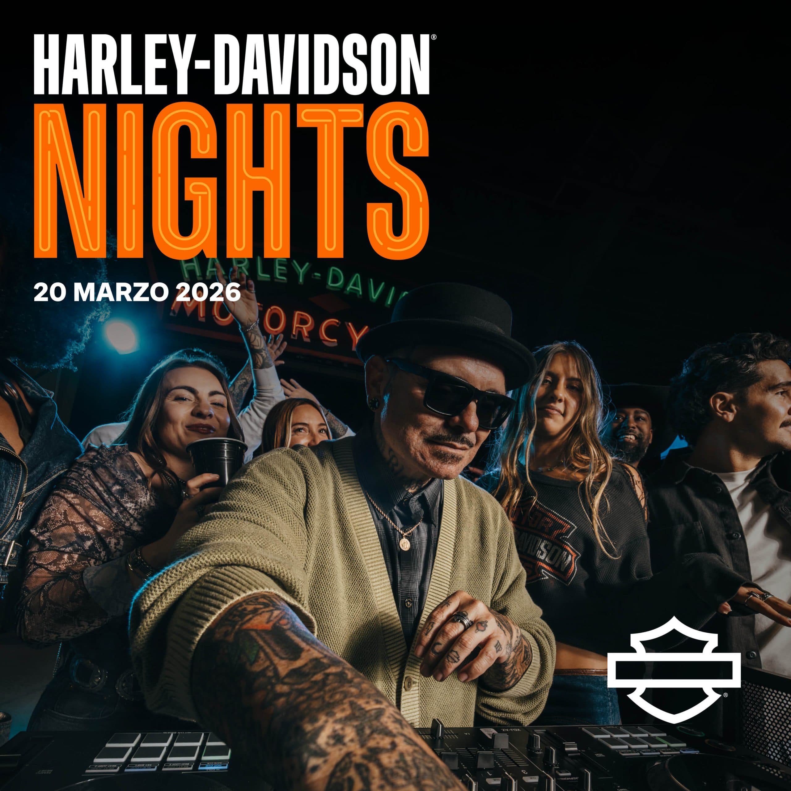 Locandina evento Harley-Davidson Nights del 20 marzo 2026. Mostra un DJ e partecipanti in un'atmosfera festosa, evidenziando il lifestyle del brand.