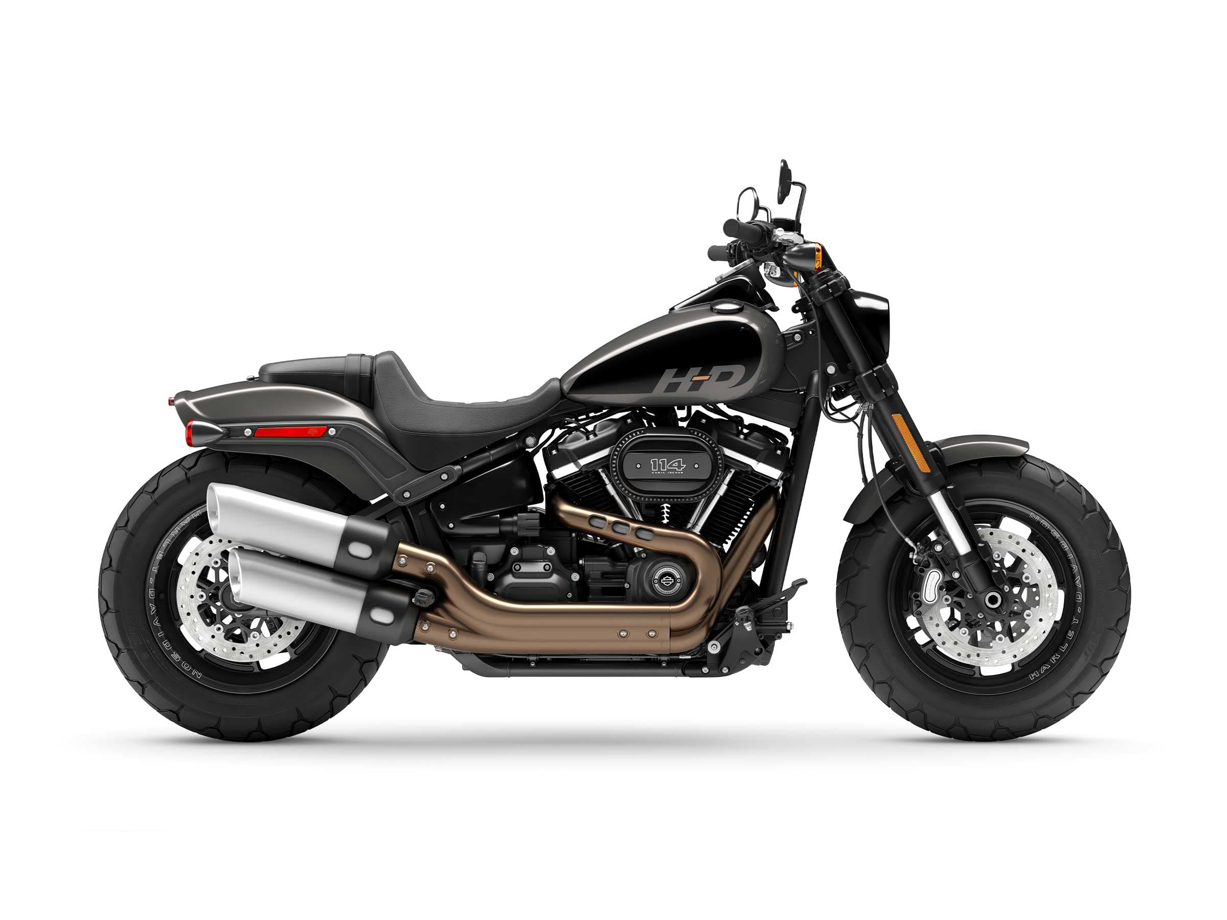 Harley-Davidson Fat Bob 114 grigio scuro, vista laterale. Dettagli del motore Milwaukee-Eight 114, scarichi doppi e pneumatici larghi.