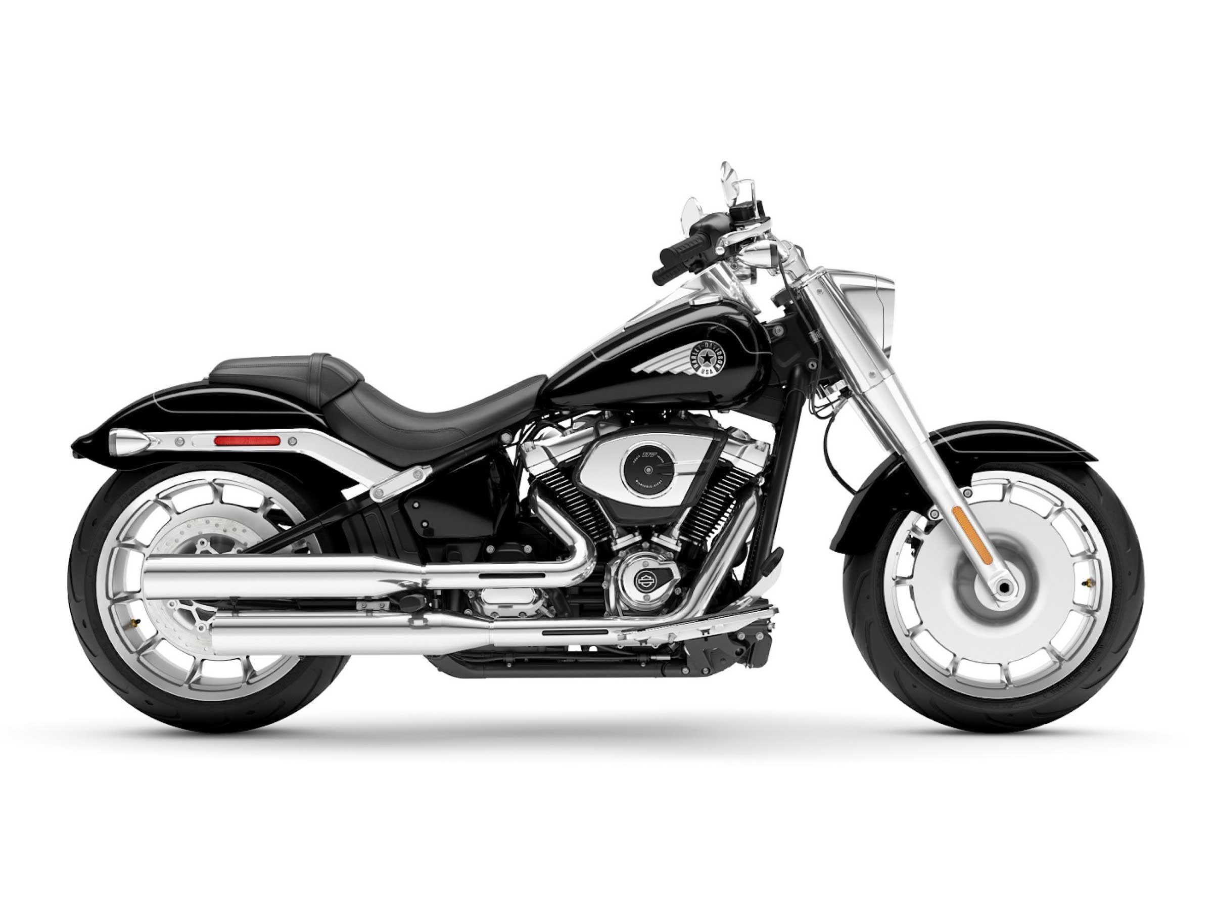 Harley-Davidson Fat Boy nero lucido, motore Milwaukee-Eight 117, scarichi cromati, cerchi a disco pieni. Dettagli tecnici e design iconico.