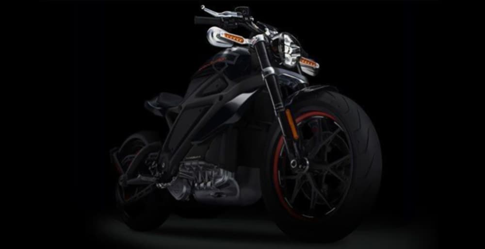 Harley-Davidson LiveWire elettrica, vista frontale-laterale, su sfondo nero. Dettagli rossi sui cerchi e design moderno e futuristico.