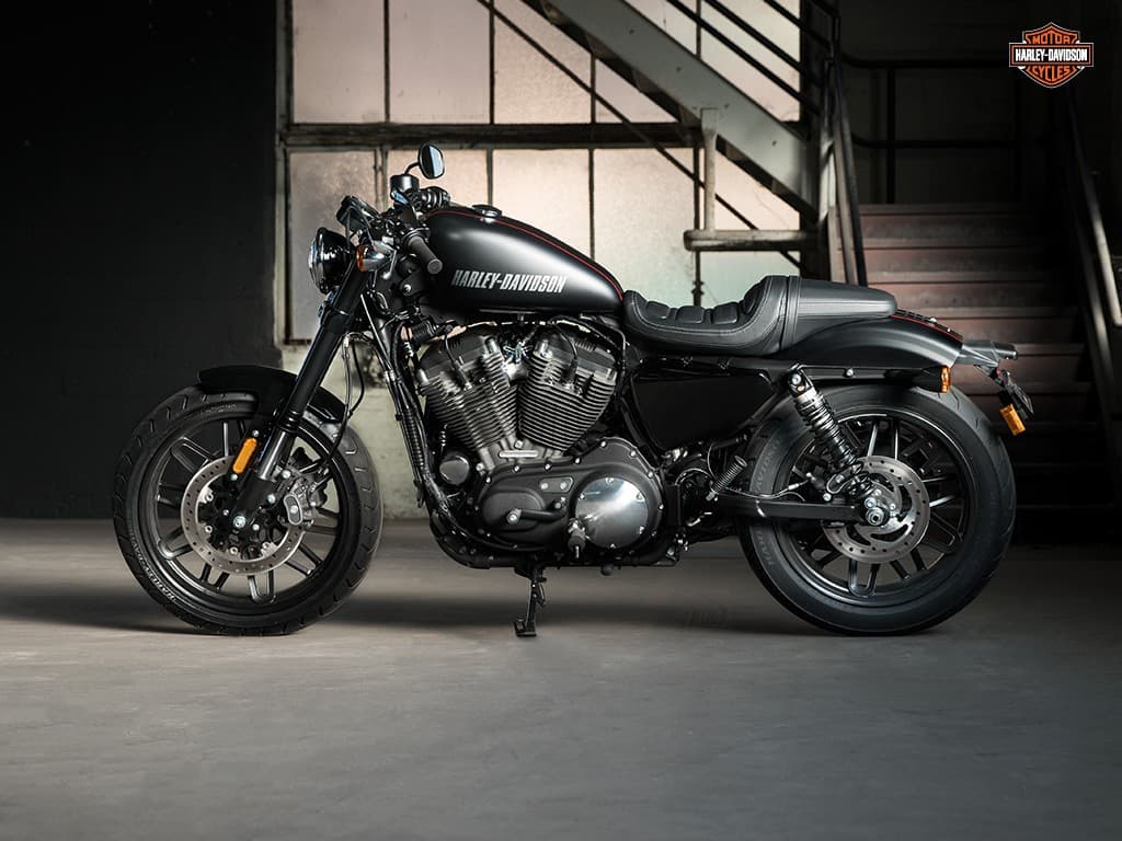 Harley-Davidson Sportster nera opaca, motore V-Twin, dettagli cromati e striscia rossa sul serbatoio, ideale per test ride.