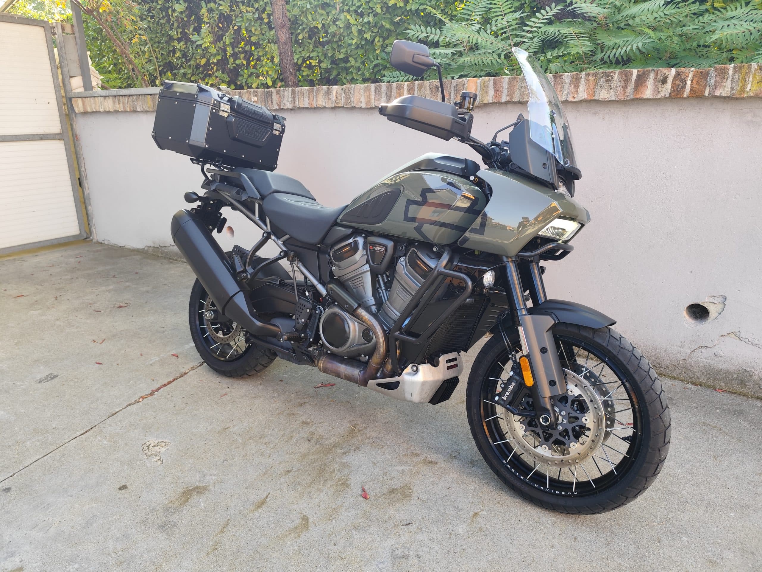 Harley-Davidson Pan America 1250 Special verde oliva con top case, ruote a raggi e freni Brembo, pronta per l'avventura.