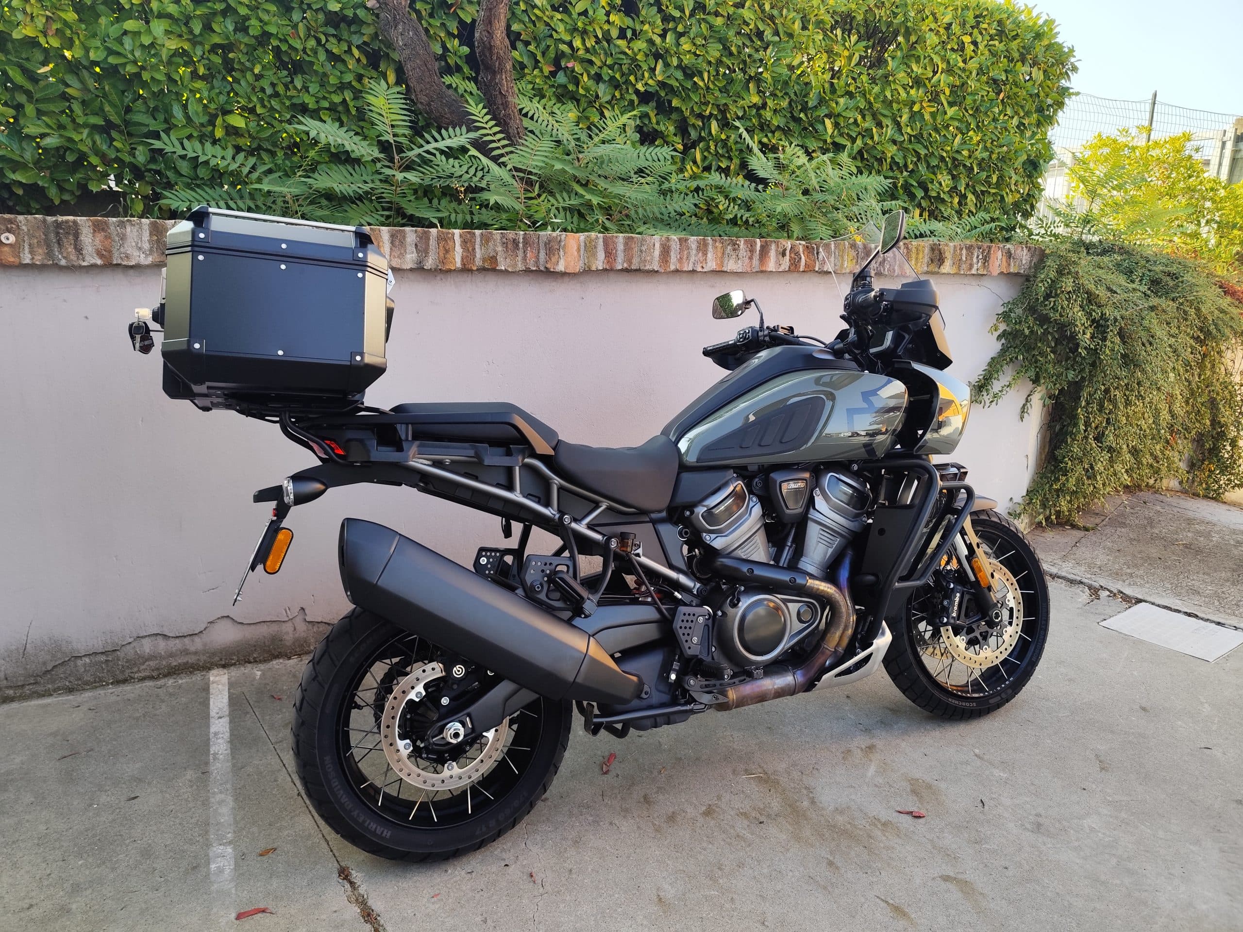 Harley-Davidson Pan America 1250 Special grigio-verde, moto adventure touring con bauletto. Motore Revolution Max 1250.