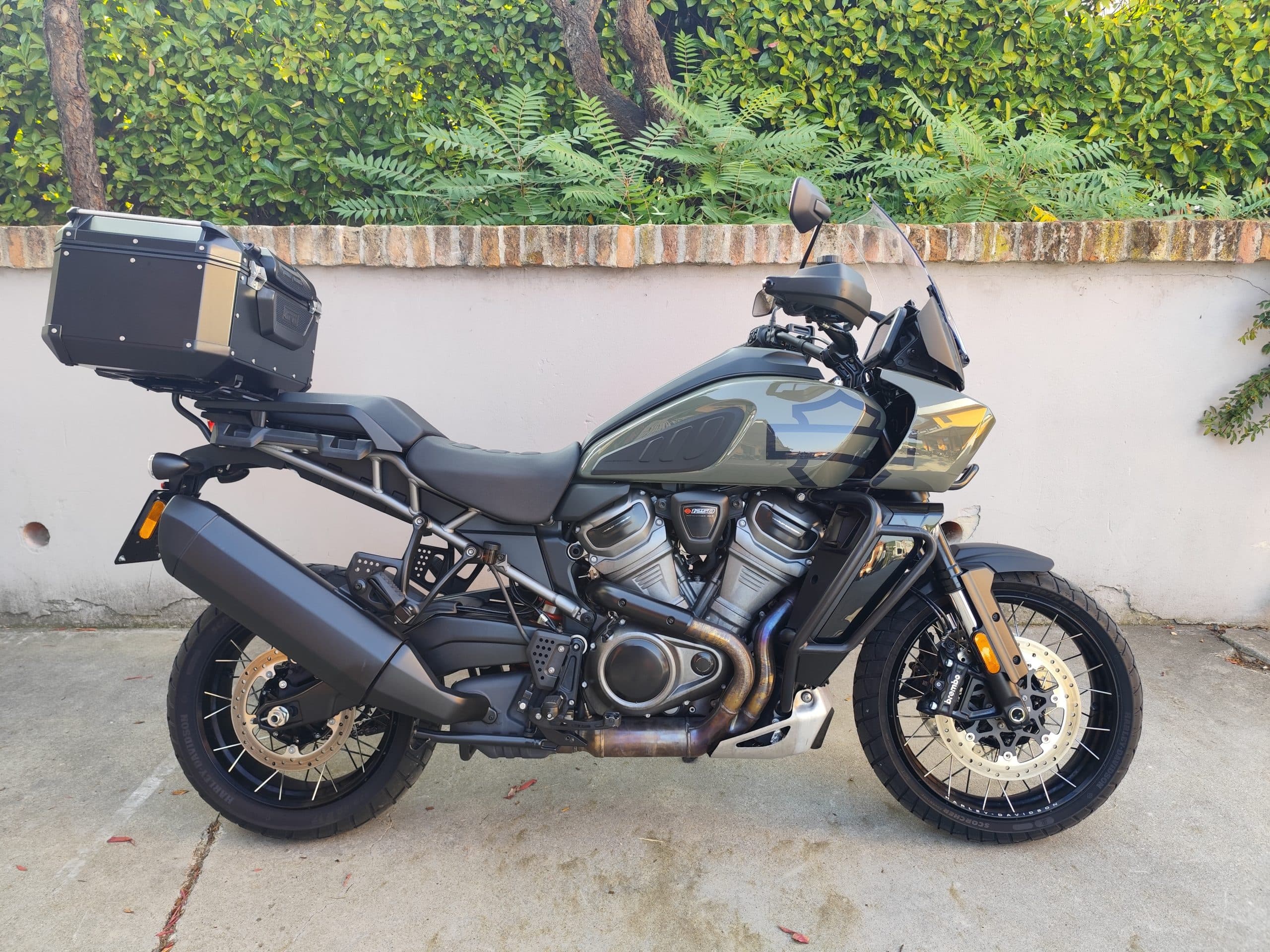 Harley-Davidson Pan America 1250 Special, moto adventure touring con top case nero, colore verde militare, ruote a raggi, motore Revolution Max 1250.