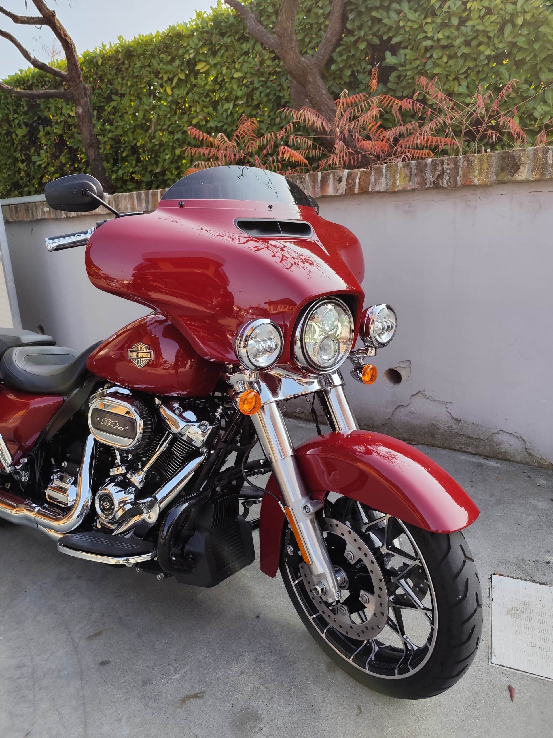 Harley-Davidson Street Glide Special rossa con motore Milwaukee-Eight 114, cerchi Prodigy, faro Daymaker LED e carenatura Batwing, parcheggiata all'aperto.