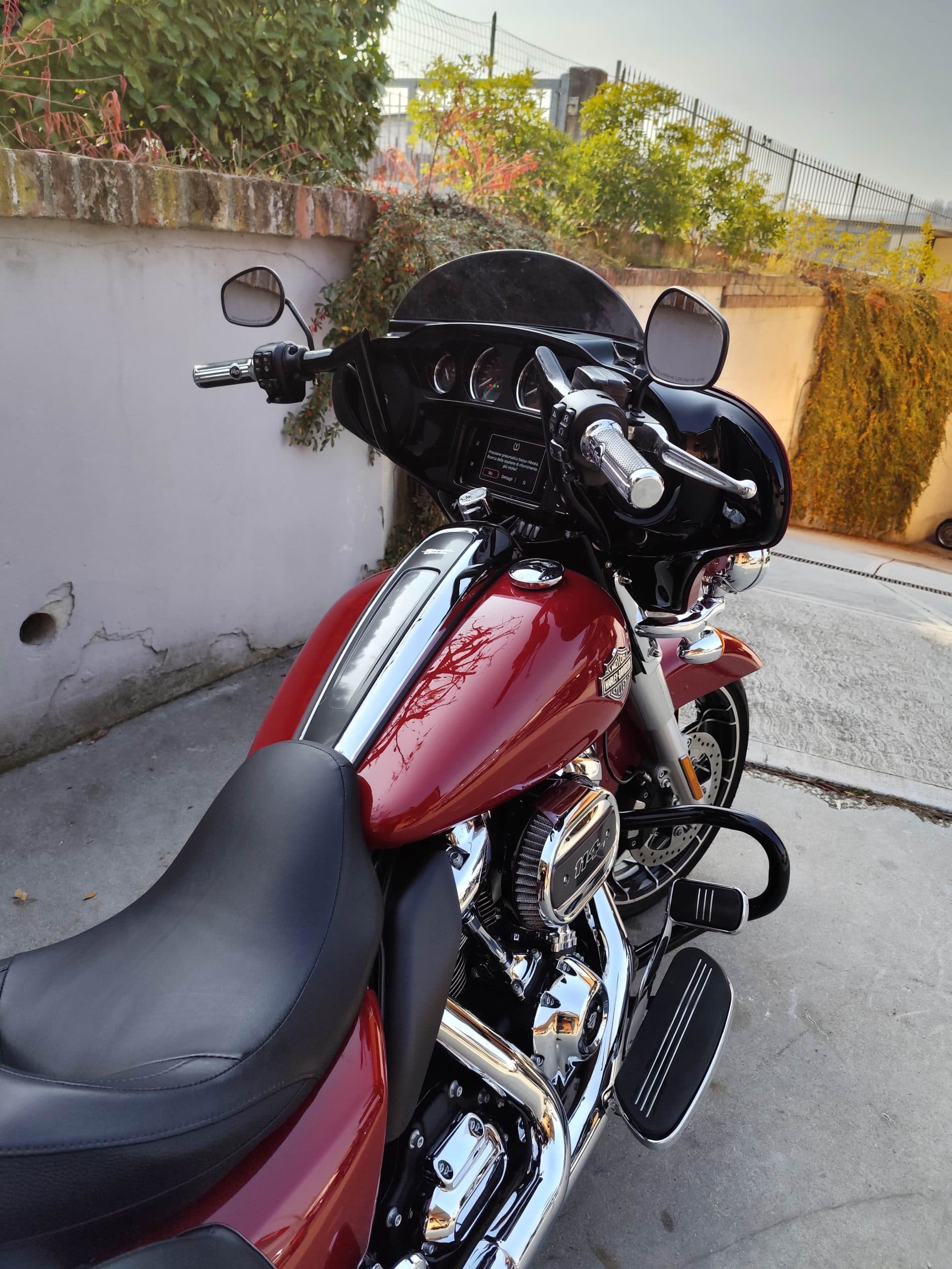 Harley-Davidson Touring rossa con motore Milwaukee-Eight 114, finiture cromate, strumentazione digitale e pedane, ideale per test ride.