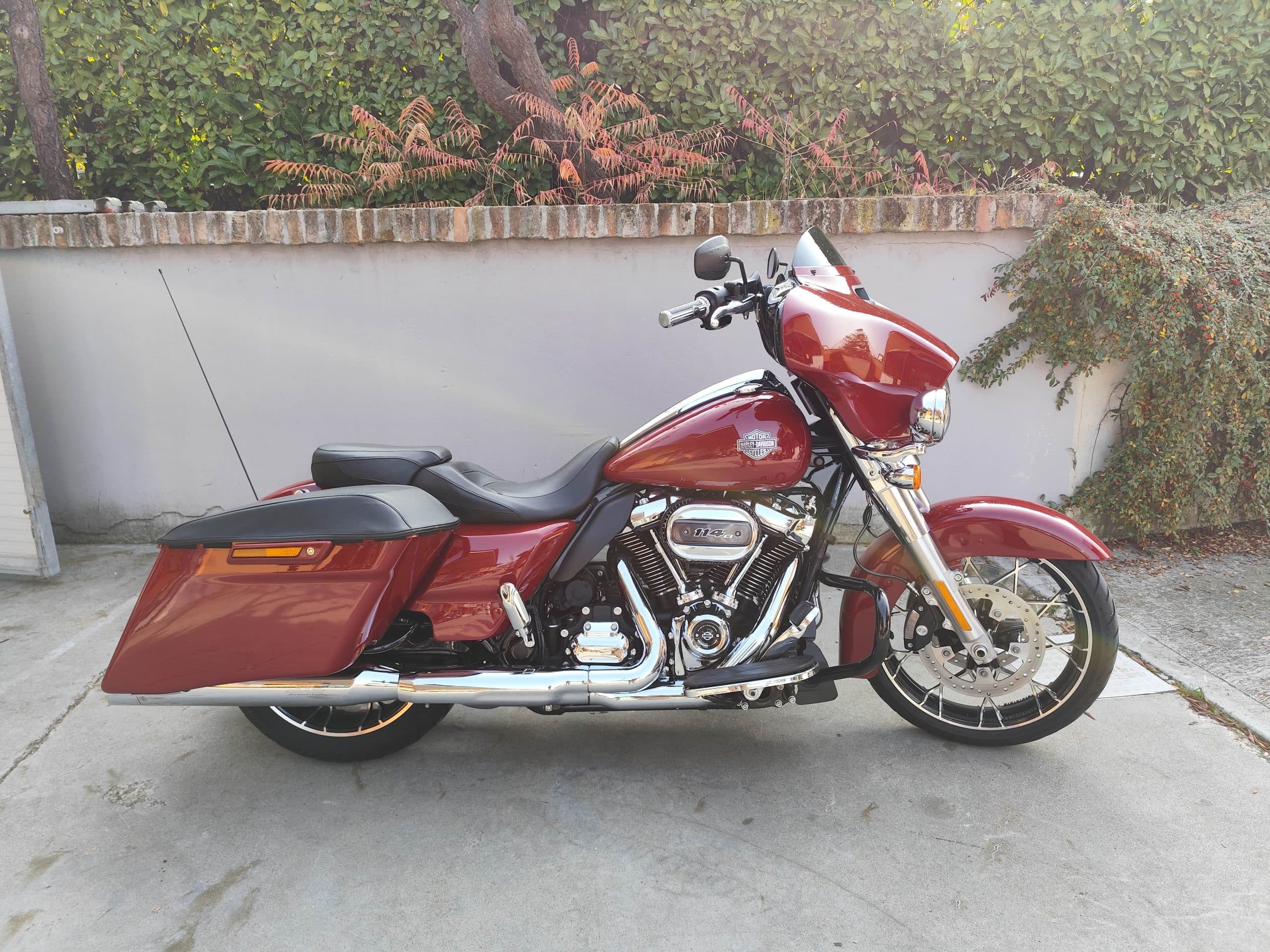 Harley-Davidson touring rossa con motore Milwaukee-Eight 114ci, parcheggiata all'aperto. Ideale per test ride.