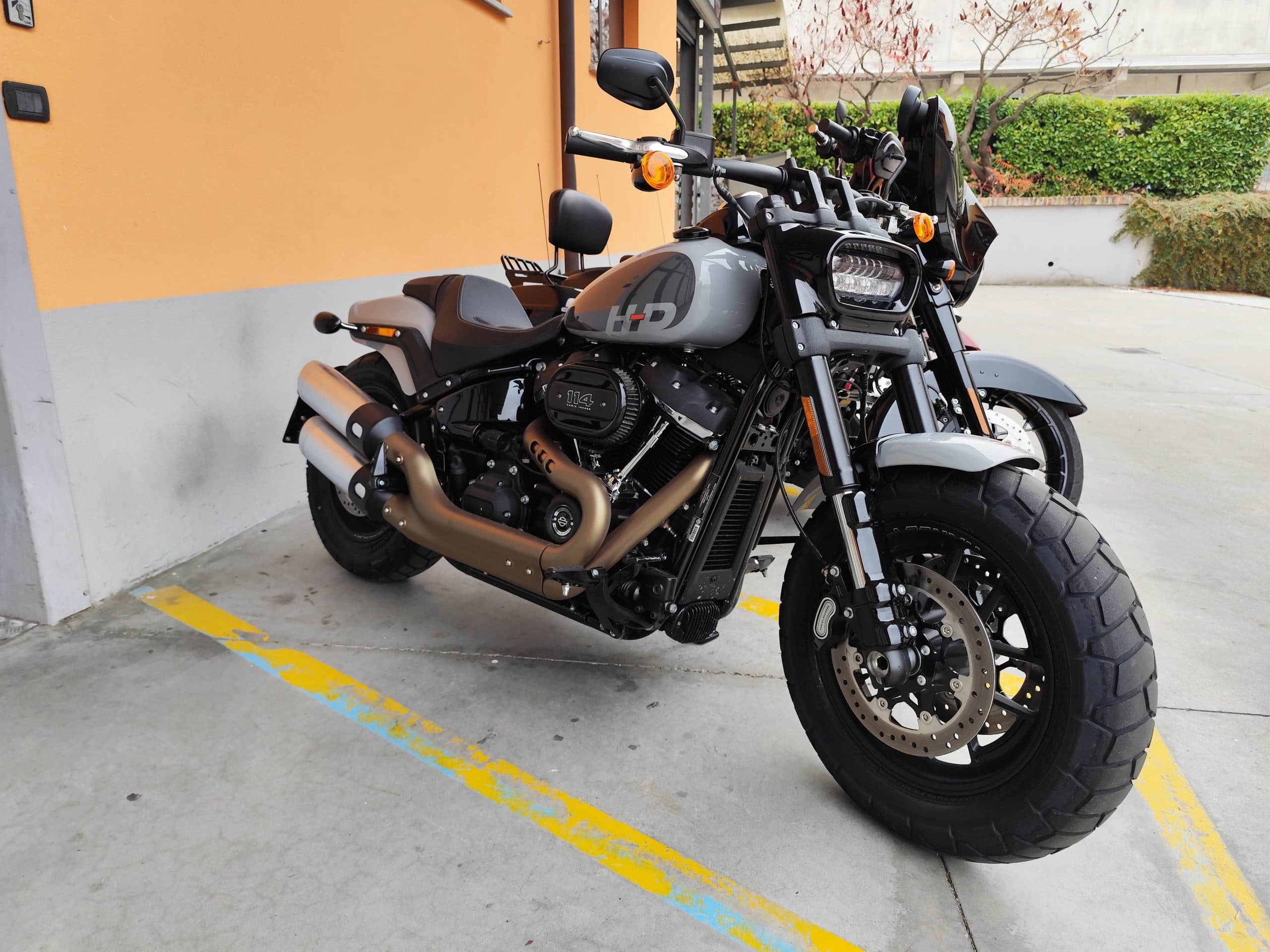 Harley-Davidson Fat Bob 114 grigia con scarichi bronzo, motore 114 cubic inches, parcheggiata. Ideale per test ride.