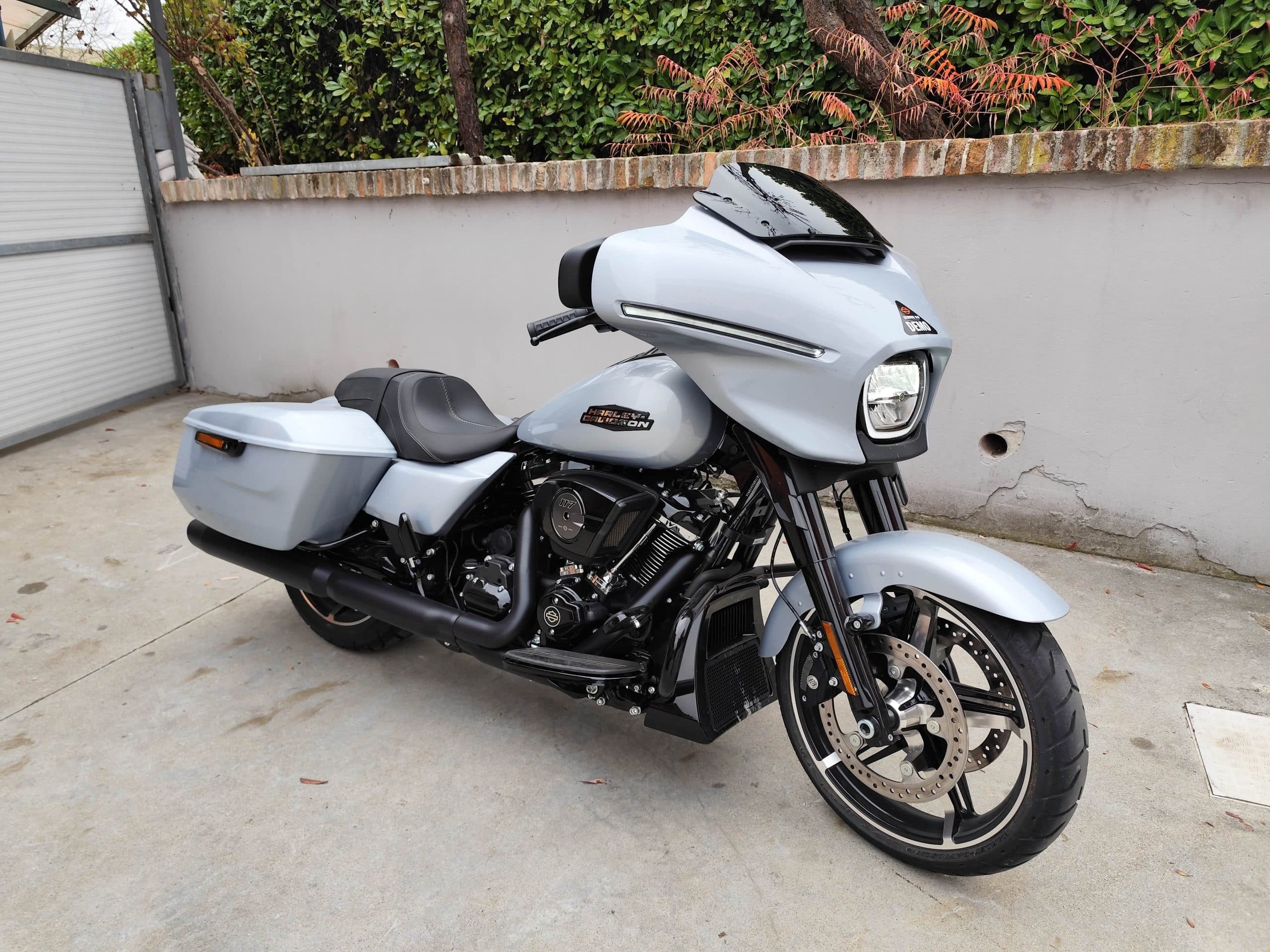 Harley-Davidson touring grigio chiaro, modello demo, con motore 117, carenatura e borse laterali, parcheggiata all'aperto. Perfetta per test ride.