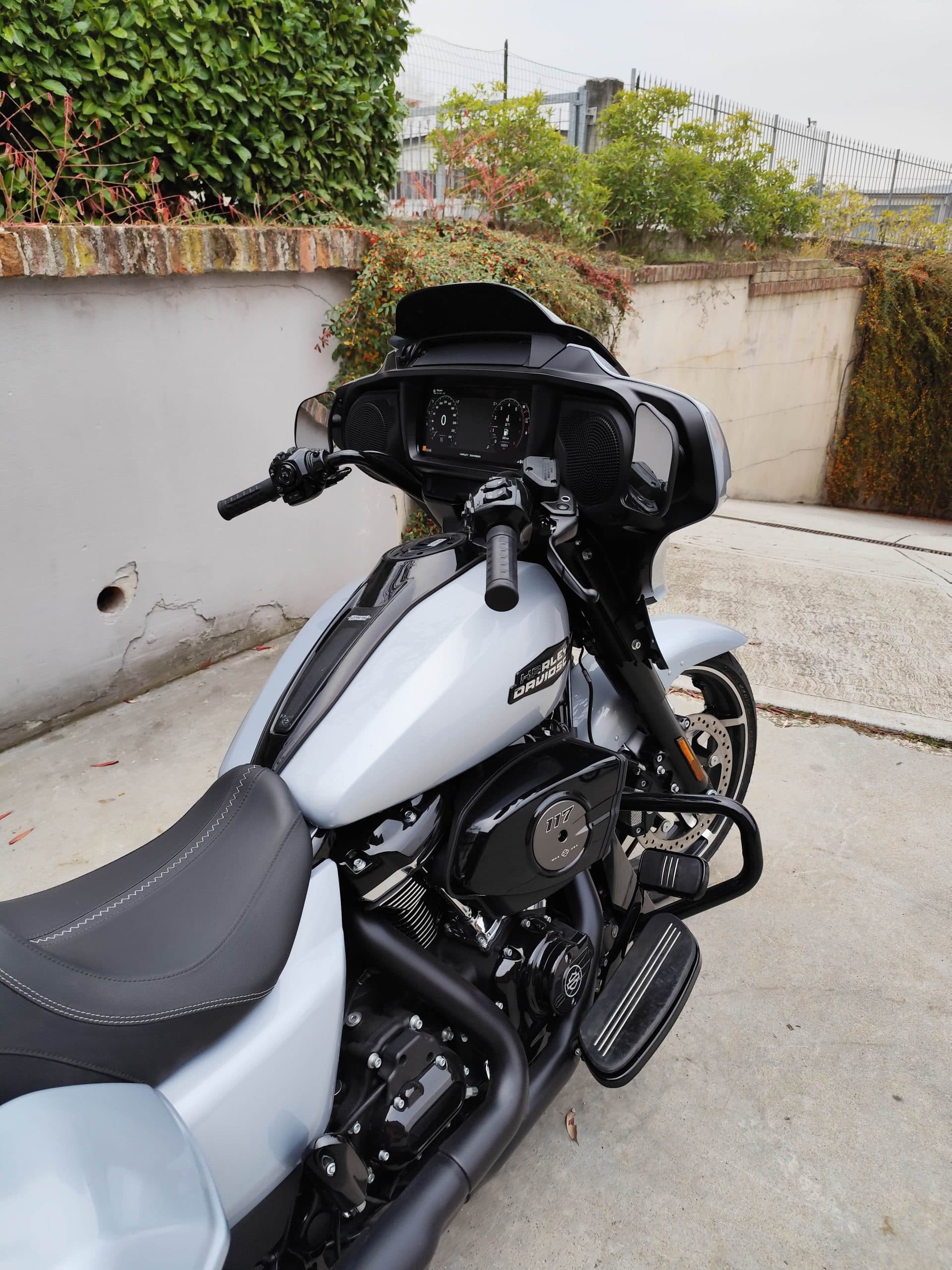 Harley-Davidson Road Glide ST grigio chiaro, con carenatura fissa, motore Milwaukee-Eight 117, strumentazione digitale e scarichi neri.
