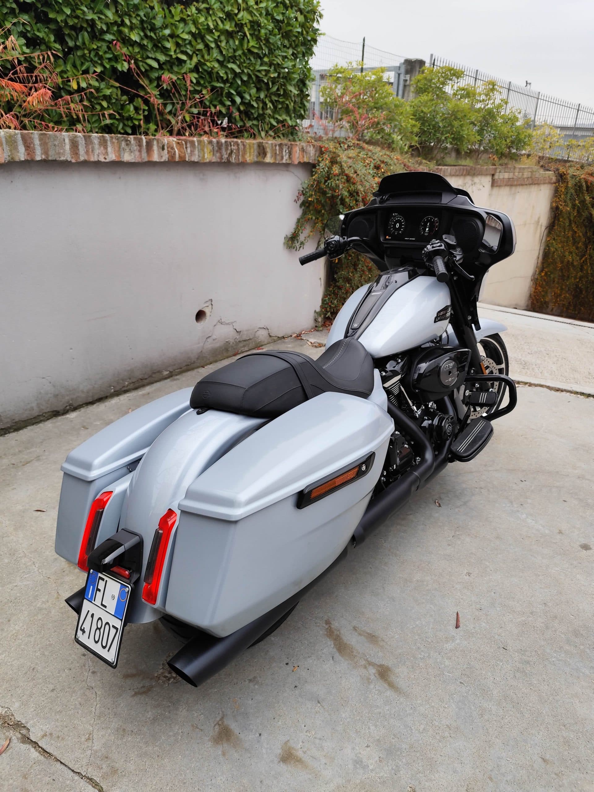 Harley-Davidson touring grigio chiaro con borse laterali, motore 117 nero, scarichi neri e targa italiana. Ideale per test ride.