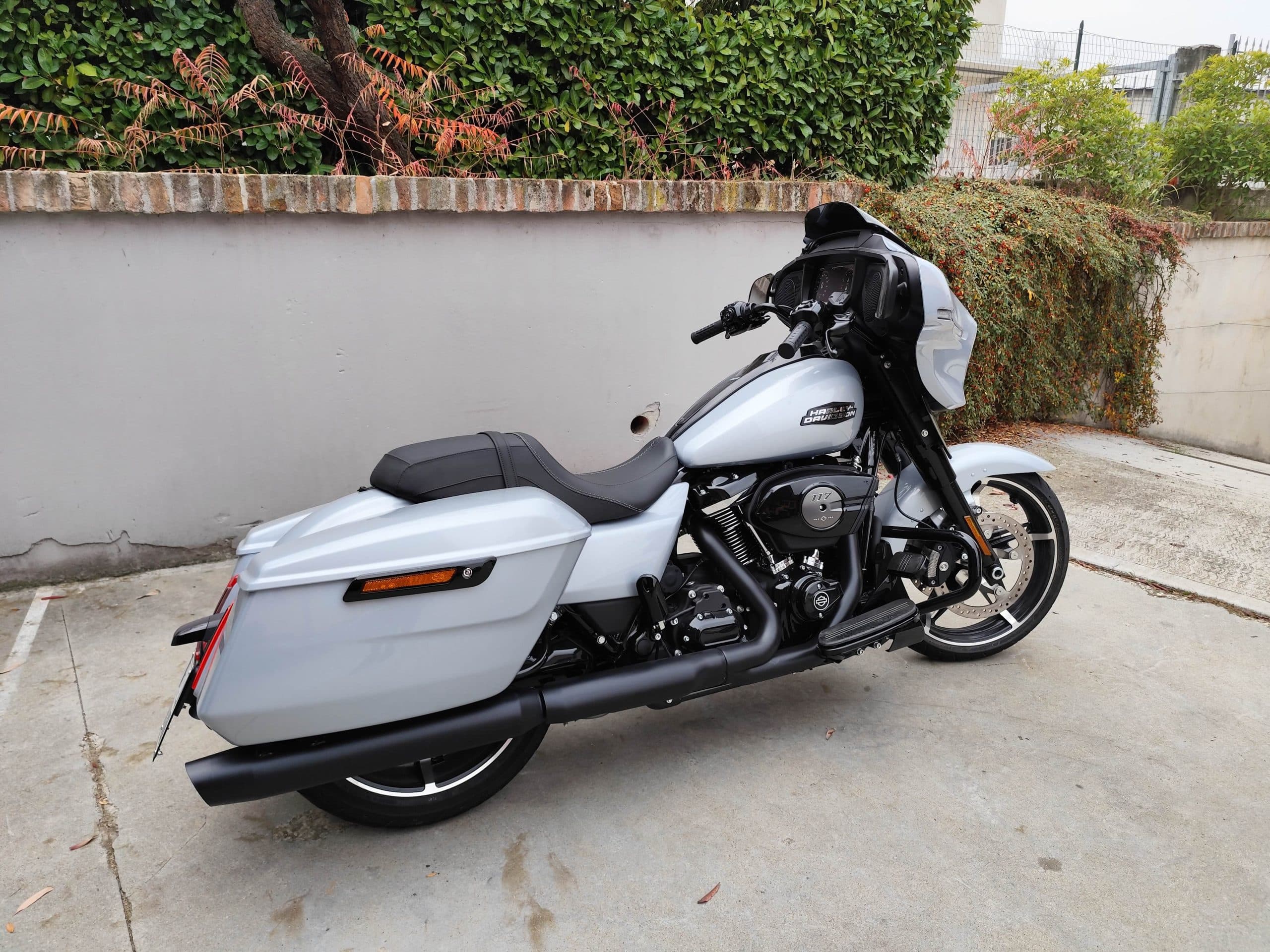 Harley-Davidson Road Glide grigio chiaro, motore Milwaukee-Eight 117, scarichi neri, borse laterali, ideale per test ride.