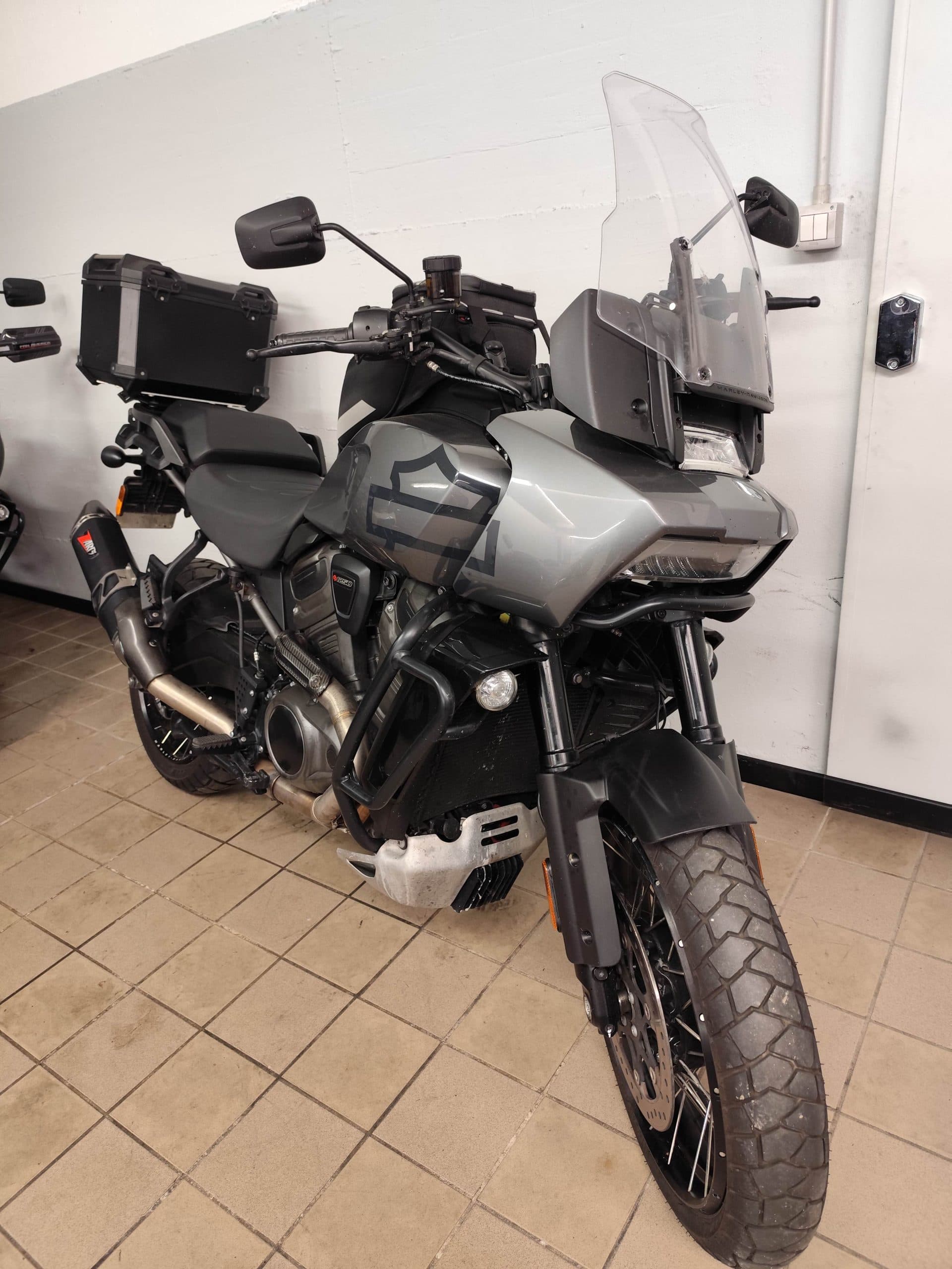Harley-Davidson Pan America 1250 Special grigia con bauletti, scarico ARQ, barre paramotore e pneumatici tassellati, pronta per test ride.