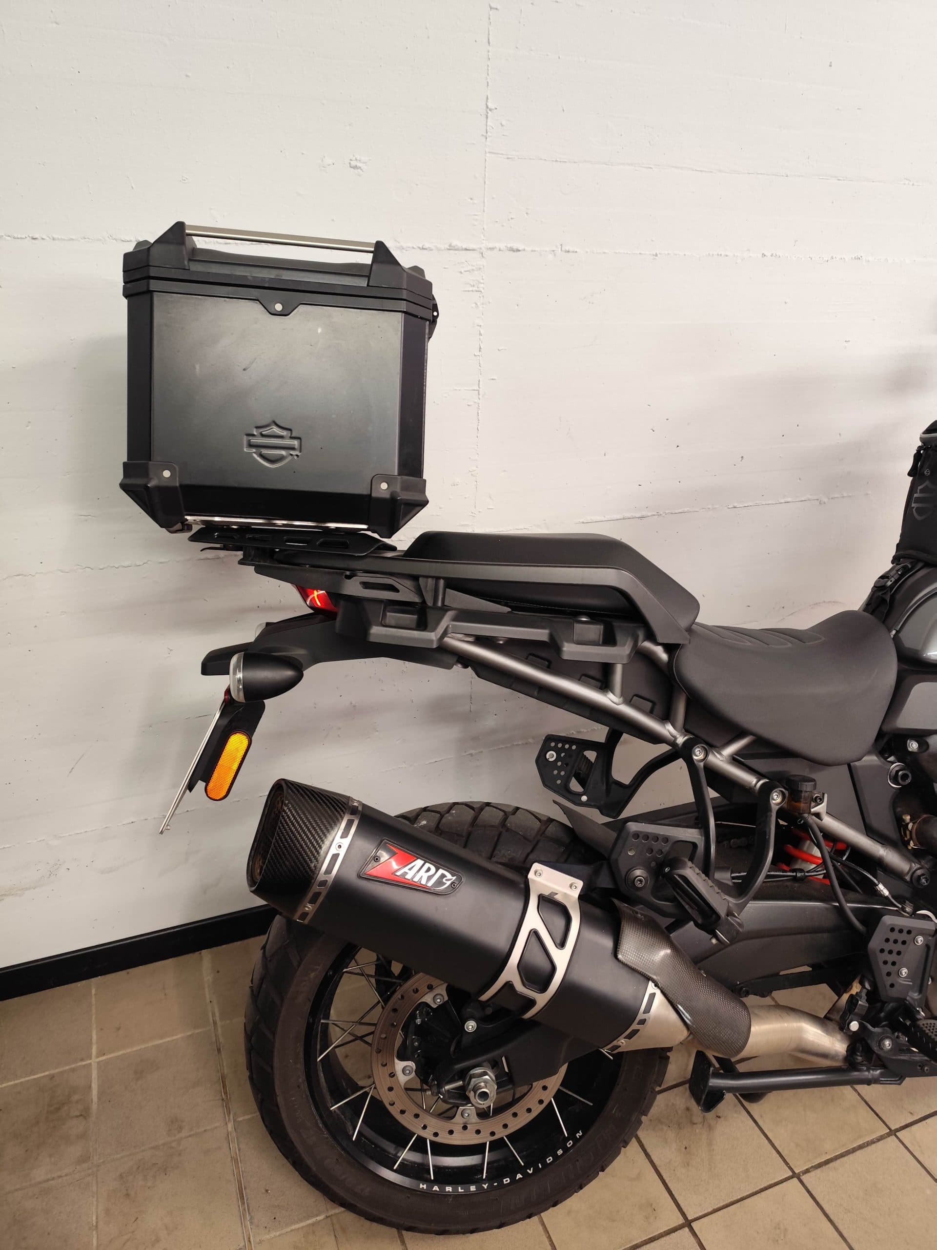 Harley-Davidson Pan America, vista posteriore sinistra, con bauletto nero, scarico sportivo ARF e ruota a raggi. Dettaglio pneumatico Harley-Davidson.