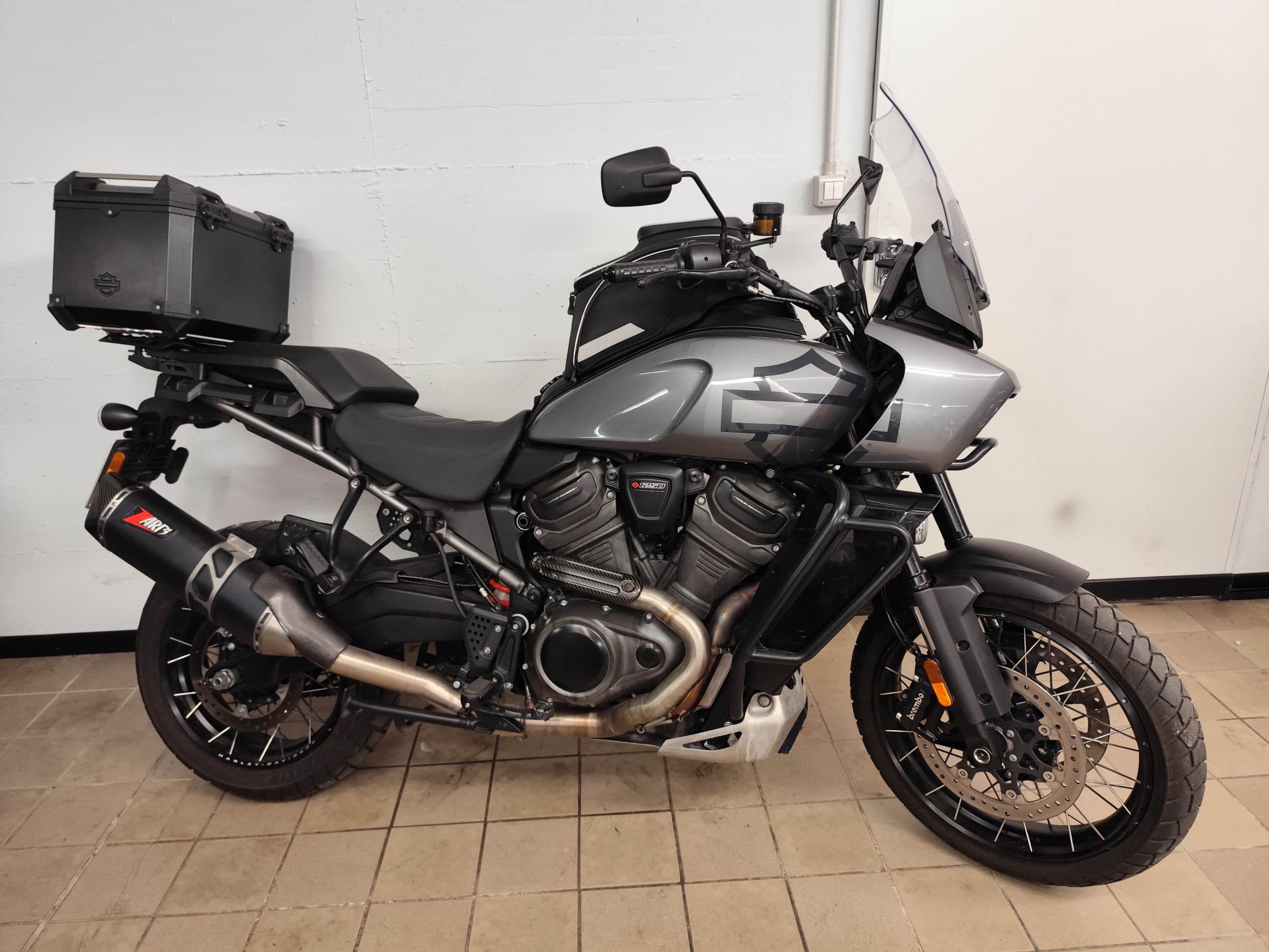Harley-Davidson Pan America 1250 Special grigia, con bauletto, borsa serbatoio e scarico ZARD, esposta per test ride in concessionaria.
