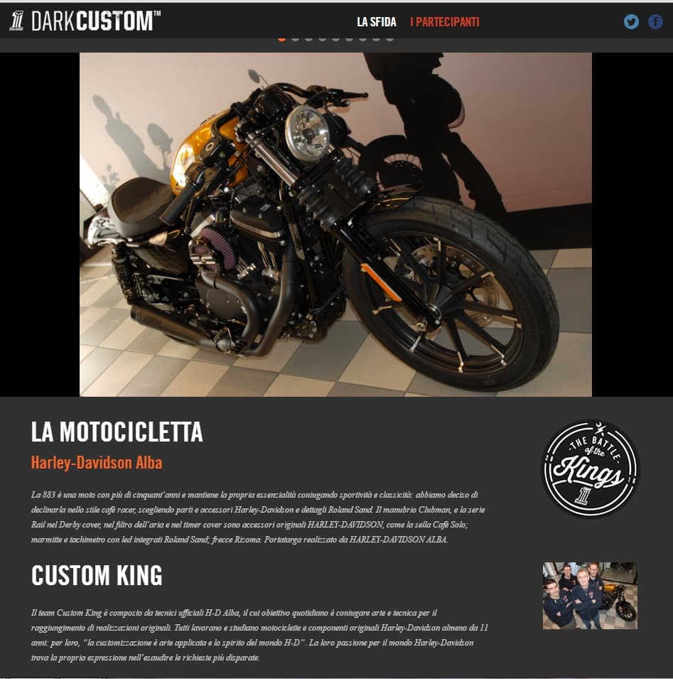 Harley-Davidson 883 customizzata in stile cafe racer con accessori Roland Sand, manubrio Clubman e sella Cafe Solo, esposta in showroom.