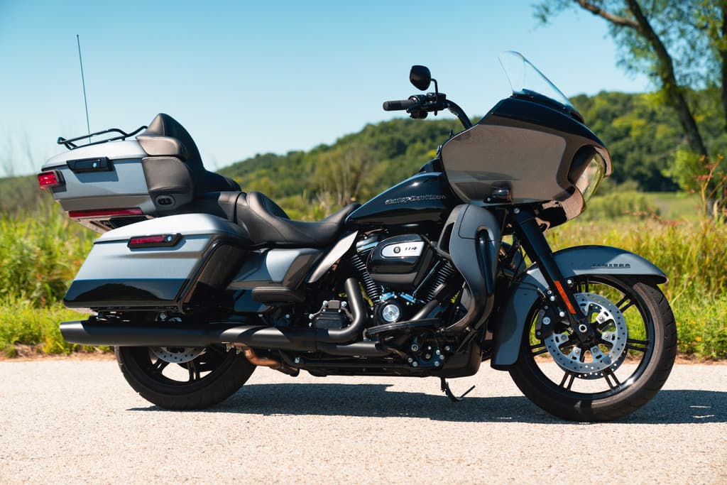 Harley-Davidson Road Glide Limited grigio/nero, motore Milwaukee-Eight 114, con carenatura fissa, borse e top case. Richiedi un test ride.