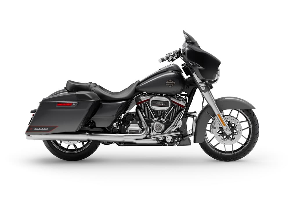 Harley-Davidson CVO Street Glide grigio scuro, profilo laterale. Motore Milwaukee-Eight 117, borse rigide e iconica carenatura Batwing.