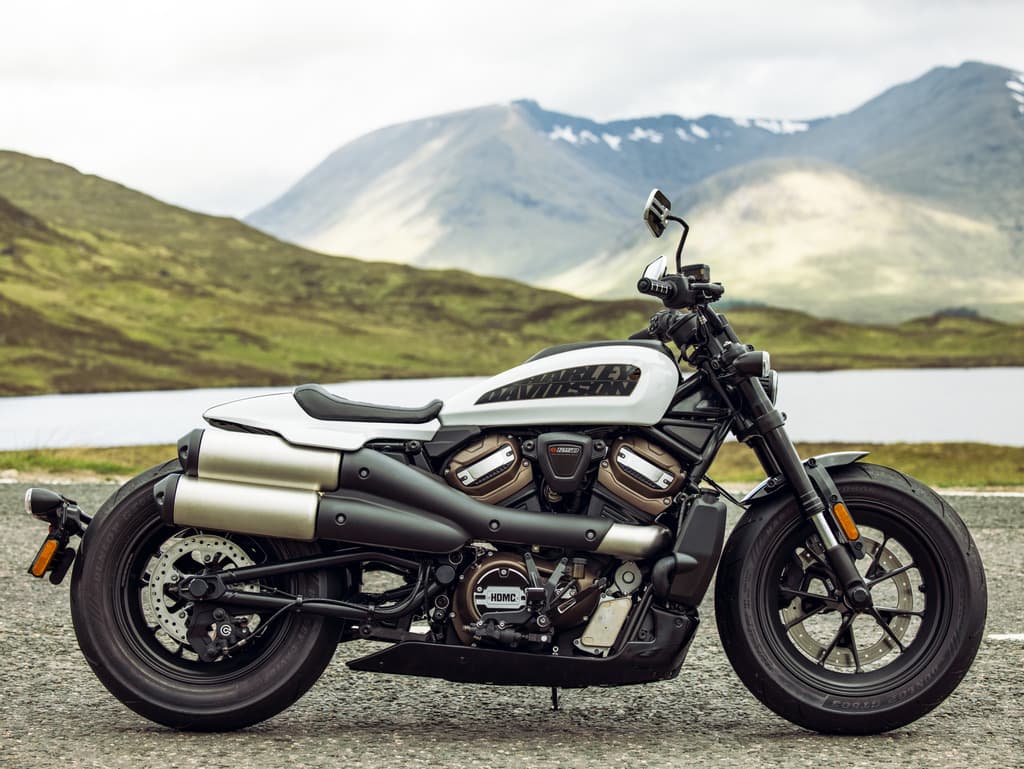Harley-Davidson Sportster S bianca, motore Revolution Max 1250T, su strada panoramica. Scopri la potenza e prenota un test ride.