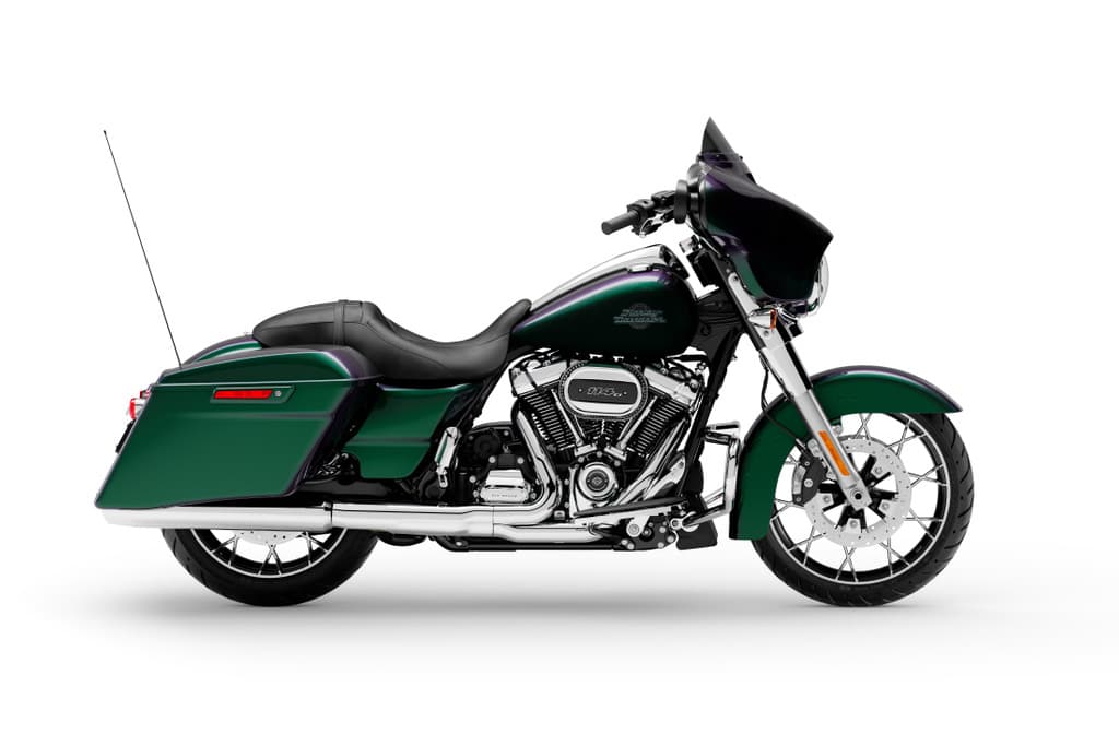 Harley-Davidson Street Glide Special verde scuro metallizzato, vista laterale. Moto touring con motore cromato, carenatura batwing e borse laterali.