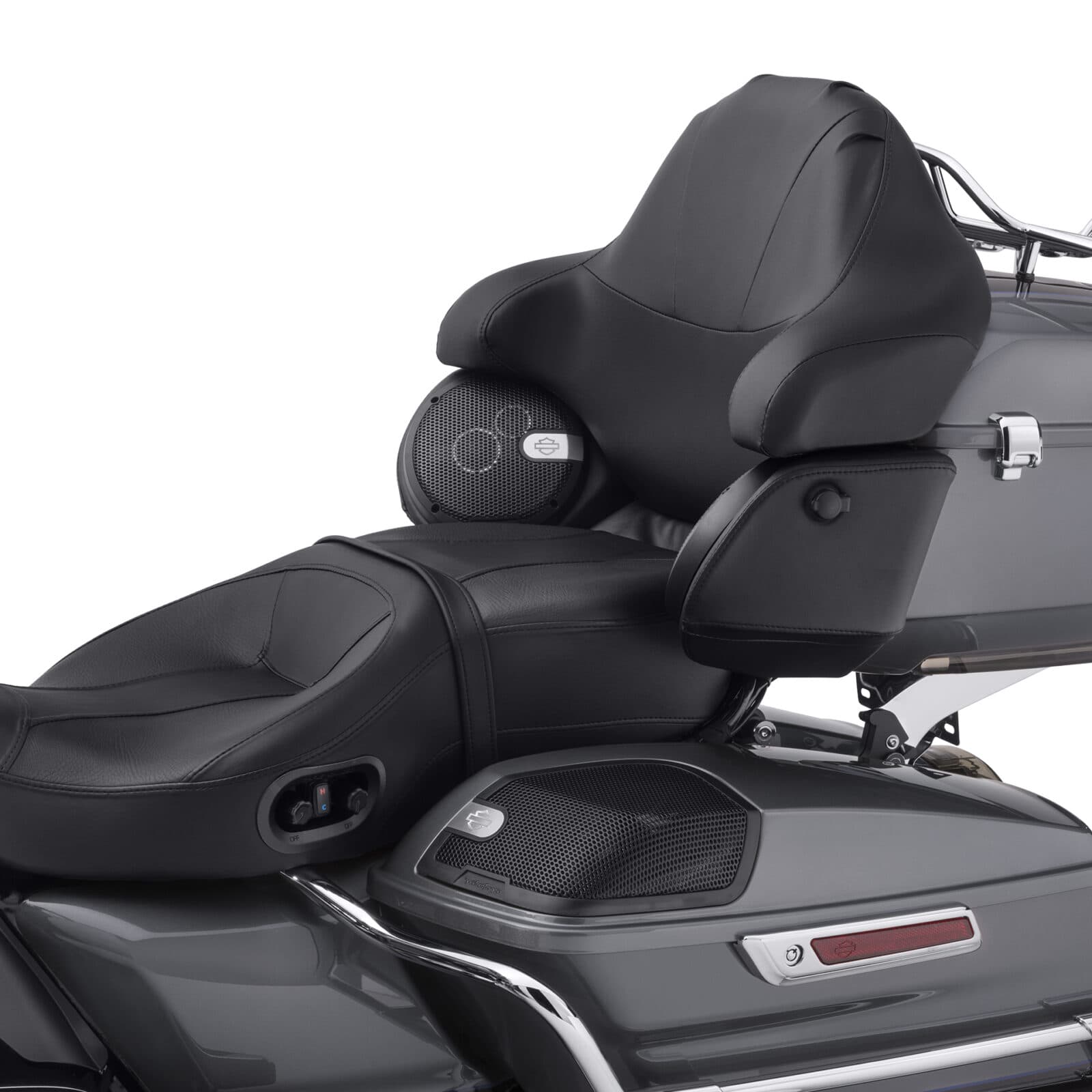 Sedile passeggero posteriore di una moto Harley-Davidson con schienale, braccioli imbottiti, altoparlanti integrati e comandi per sedili riscaldati/raffreddati.