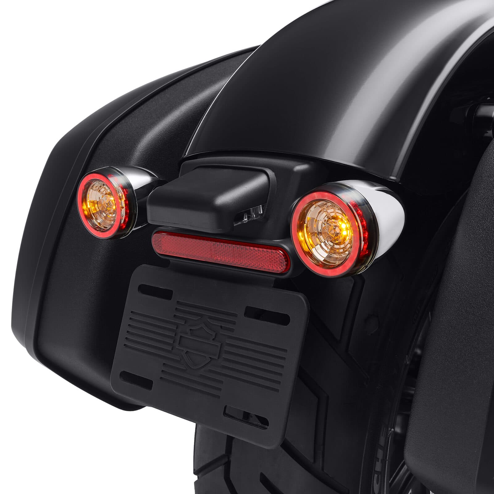 Dettaglio posteriore moto Harley-Davidson: parafango nero, indicatori di direzione LED ambra con anello rosso, catarifrangente e portatarga con logo.