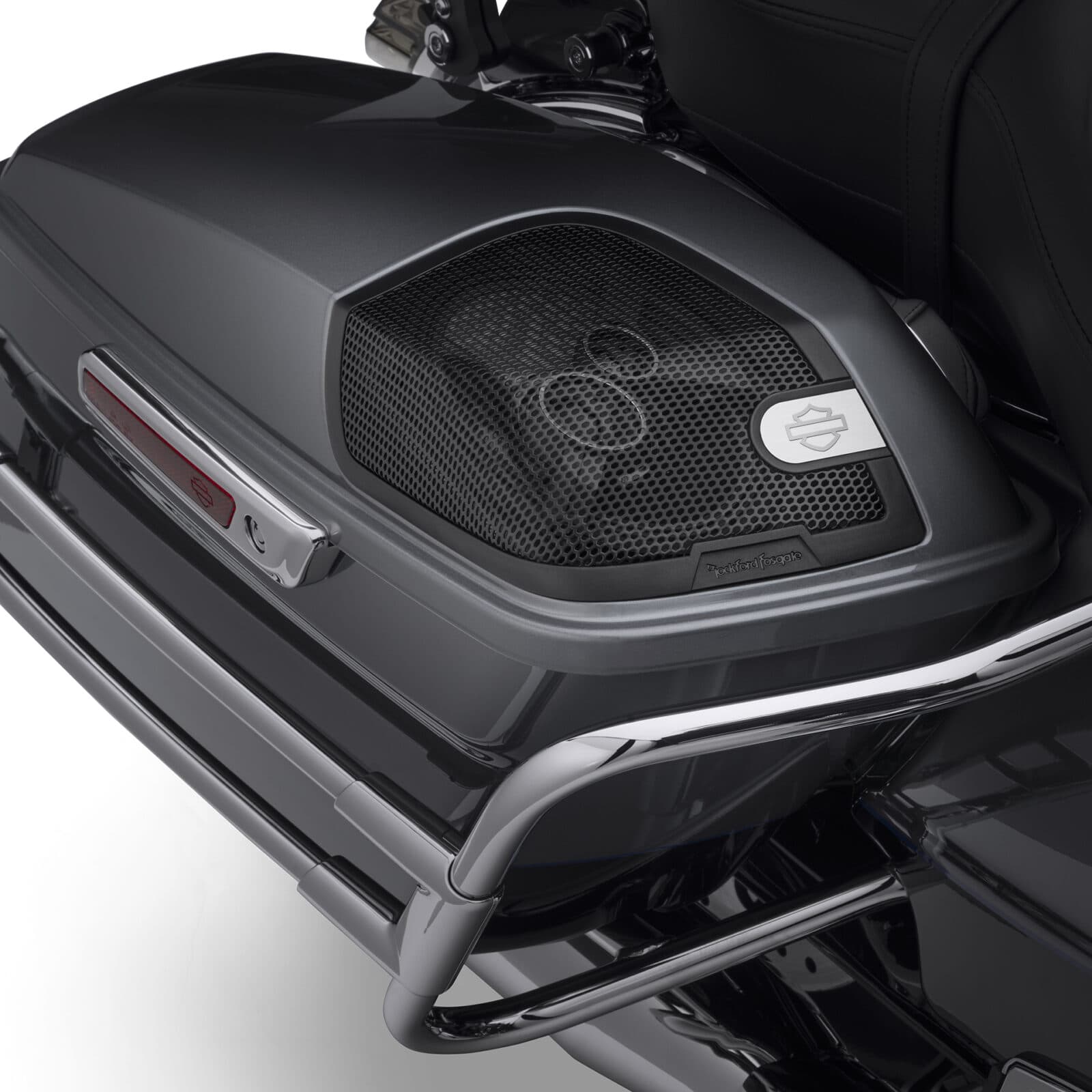 Saddlebag posteriore Harley-Davidson grigio con sistema audio Rockford Fosgate integrato, griglia altoparlante, logo scudo e dettagli cromati.