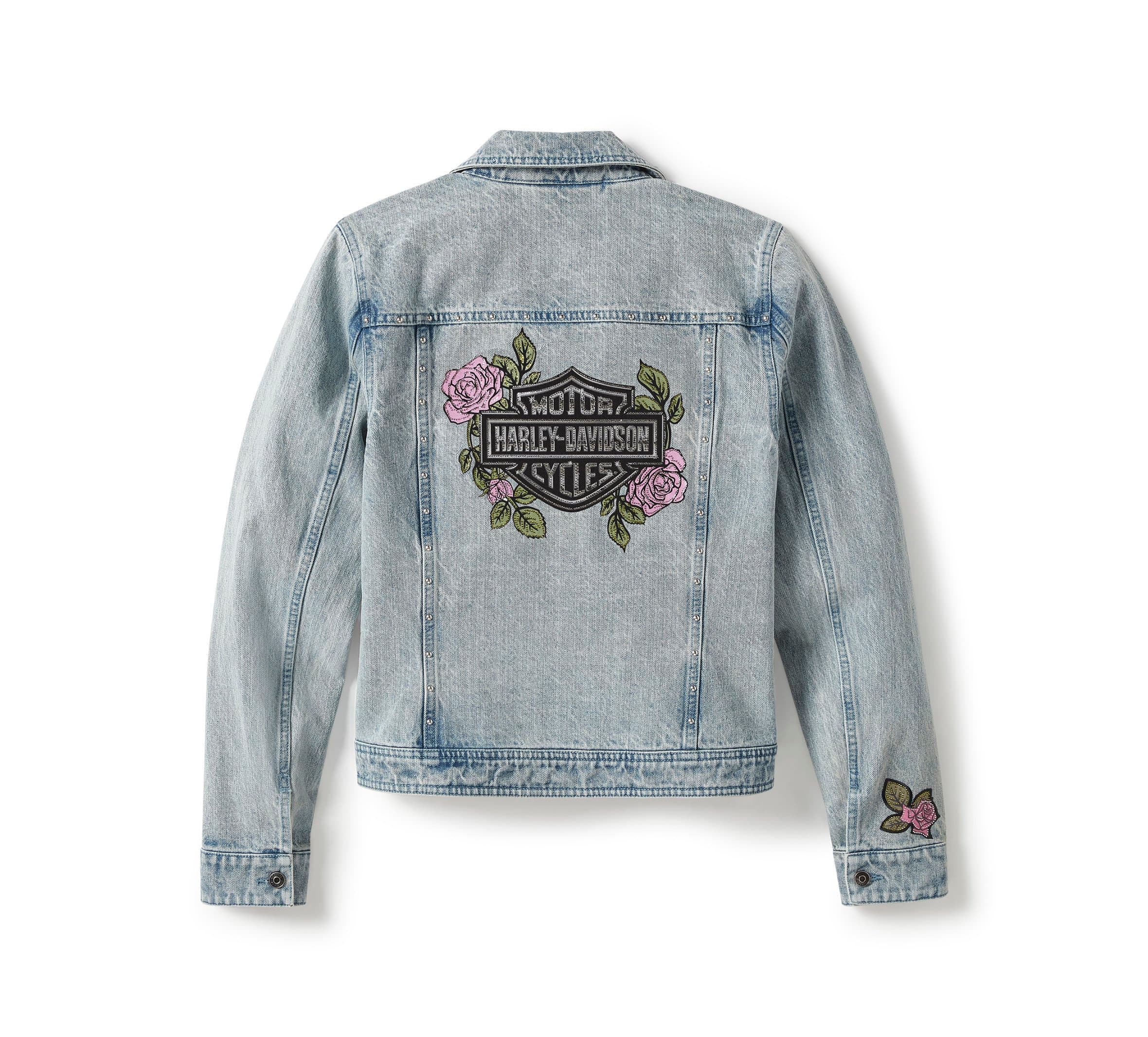 Abbigliamento Harley-Davidson: giacca in denim azzurro chiaro con logo ricamato e rose rosa sul retro e sul polsino destro.