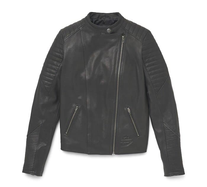 Giacca in pelle nera Harley-Davidson da motociclista, taglio asimmetrico, collo alla coreana con bottone a pressione, trapuntature su spalle e avambracci, logo in rilievo.