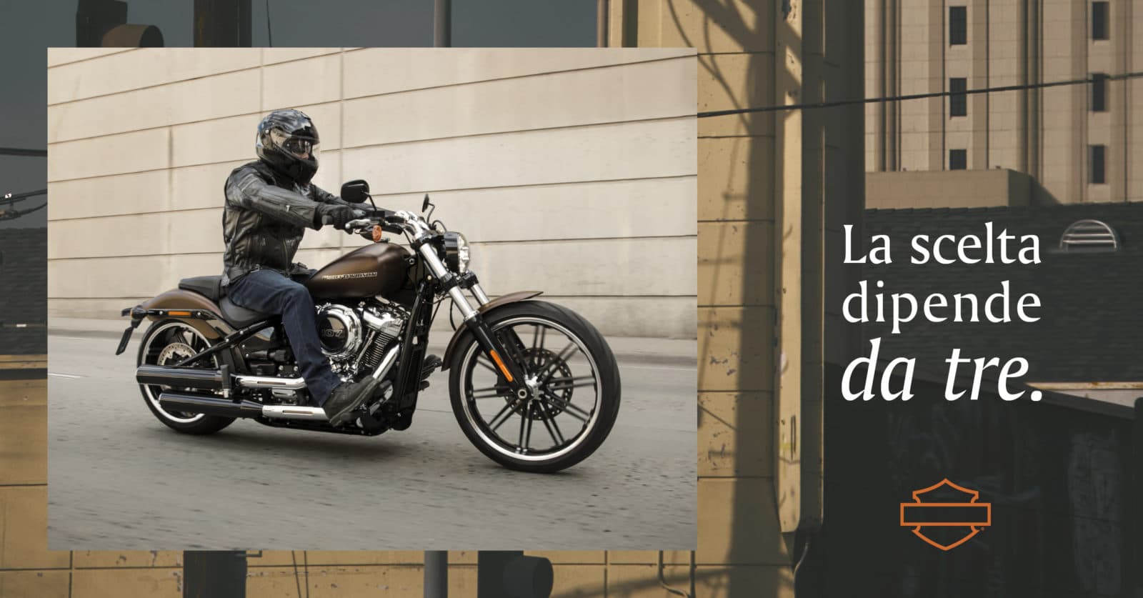 Motociclista con abbigliamento tecnico su moto Harley-Davidson marrone. Slogan 'La scelta dipende da tre' e logo Harley-Davidson.