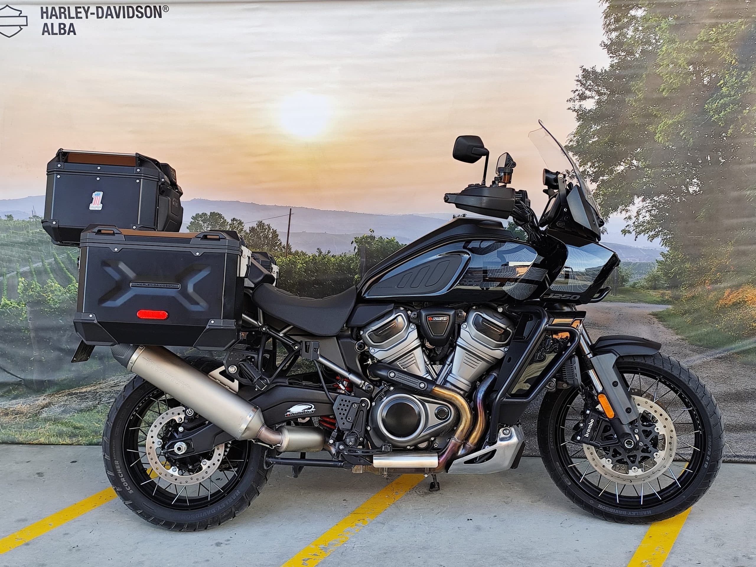 Harley-Davidson Pan America 1250 Special nera con borse laterali e top case, esposta presso la concessionaria Harley-Davidson Alba. Ideale per test ride avventura.