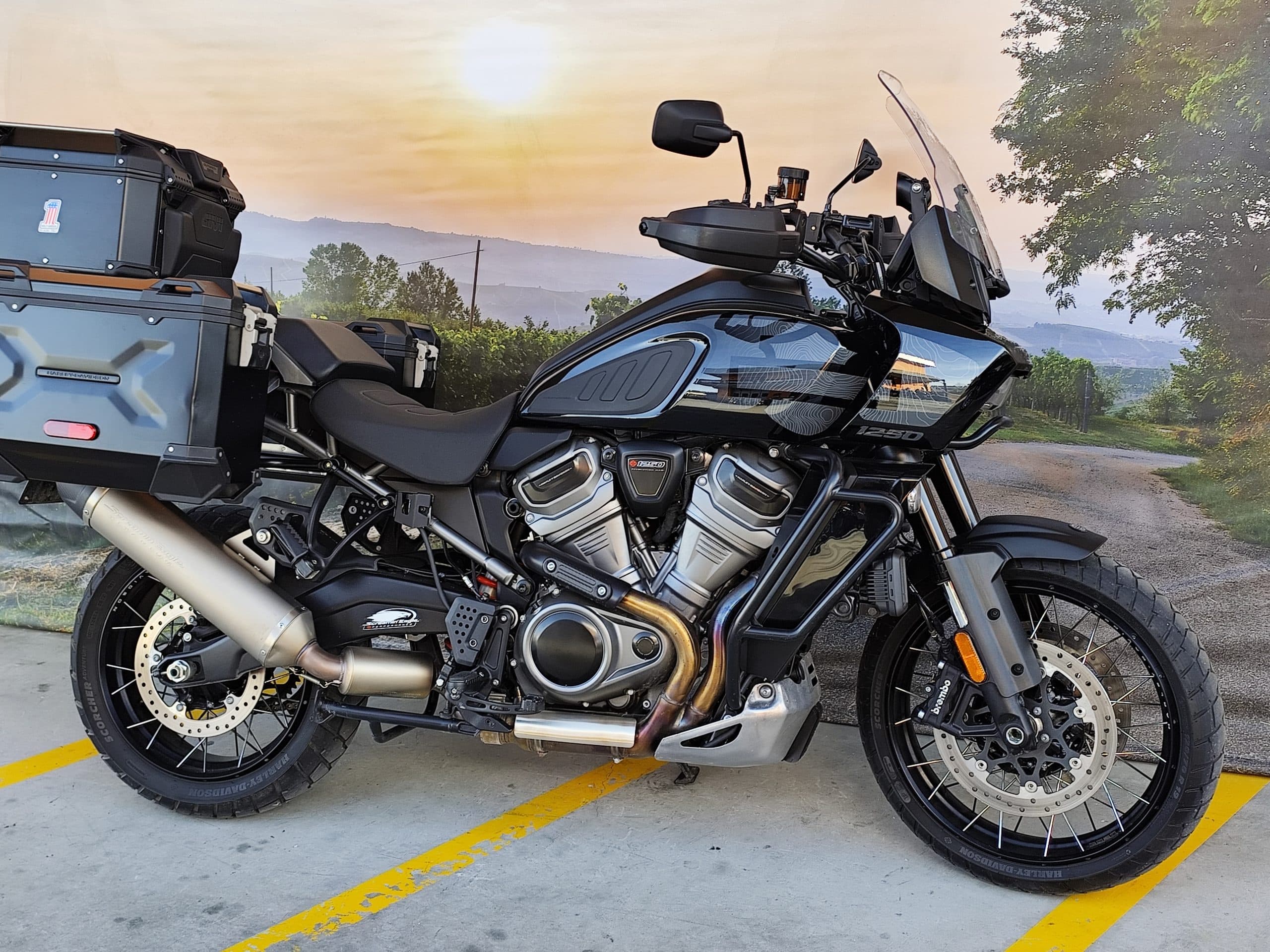 Harley-Davidson Pan America 1250 Special nera, moto adventure con borse laterali e motore Revolution Max 1250. Perfetta per test ride.