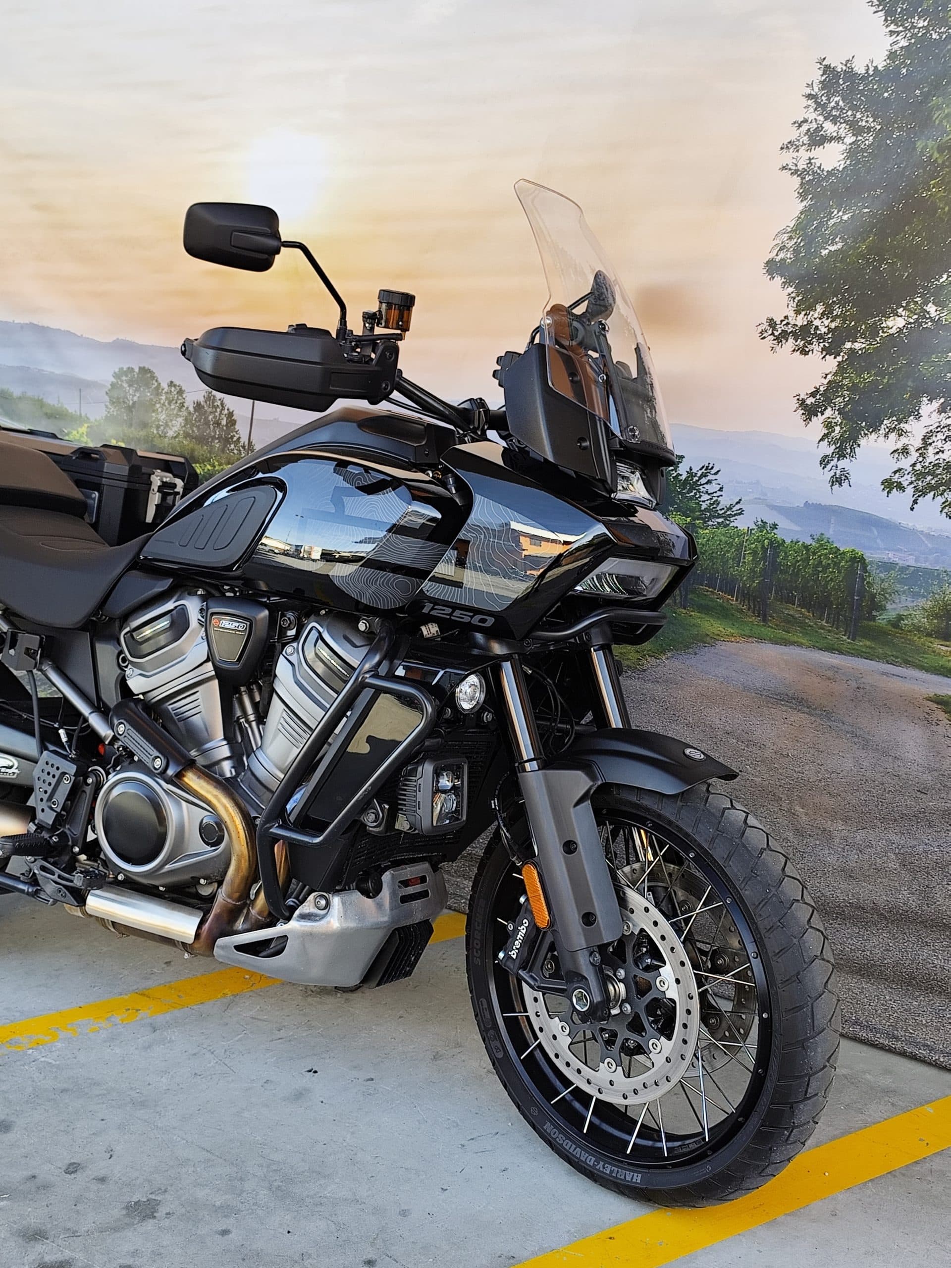 Harley-Davidson Pan America 1250 Special nera, moto adventure-touring, esposta. Dettagli motore Revolution Max 1250 e freni
