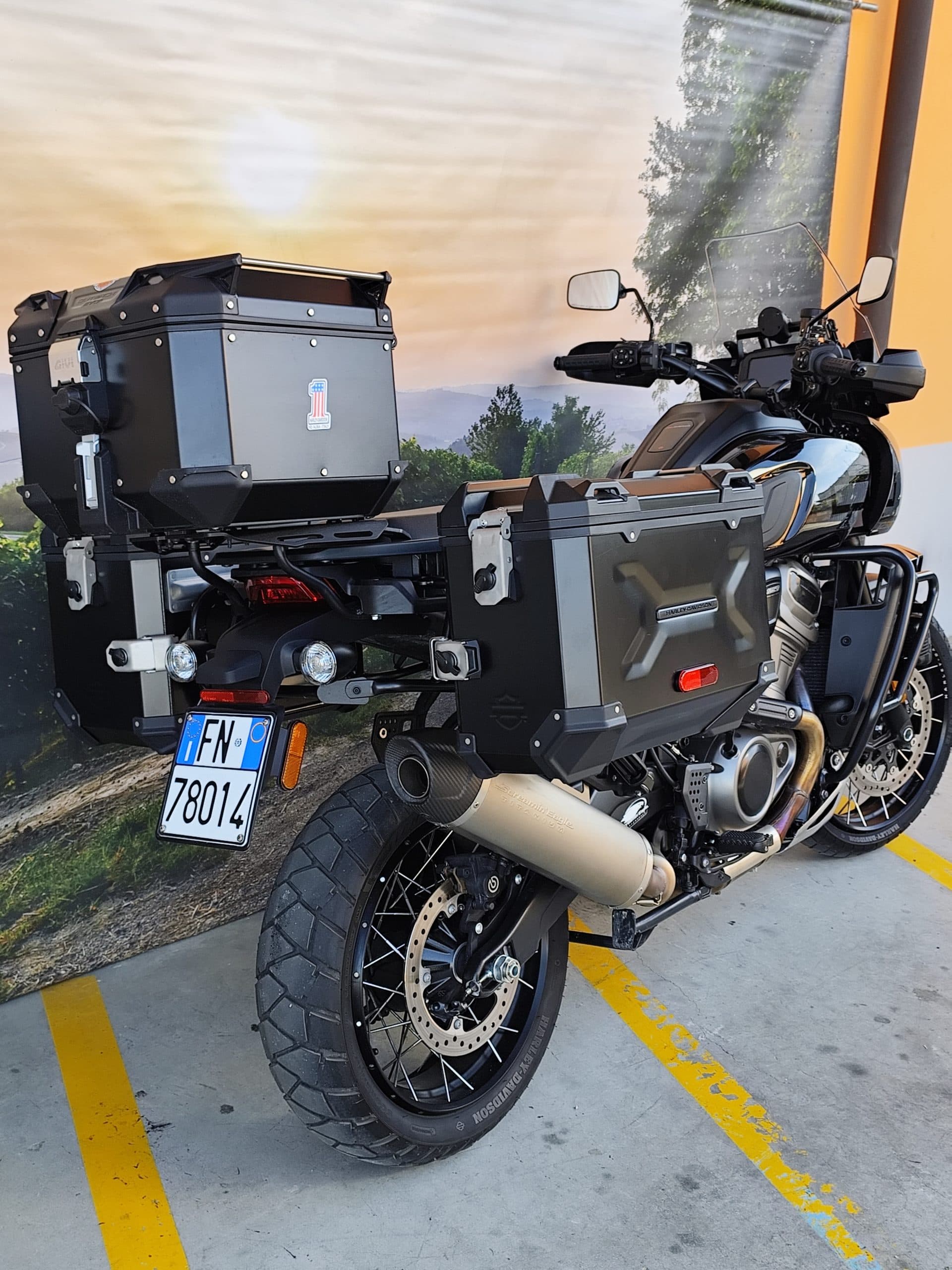 Harley-Davidson Pan America nera con valigie Givi Outback Trekker e scarico Screamin' Eagle Titanium, targa italiana FN 78014, pronta per test ride.