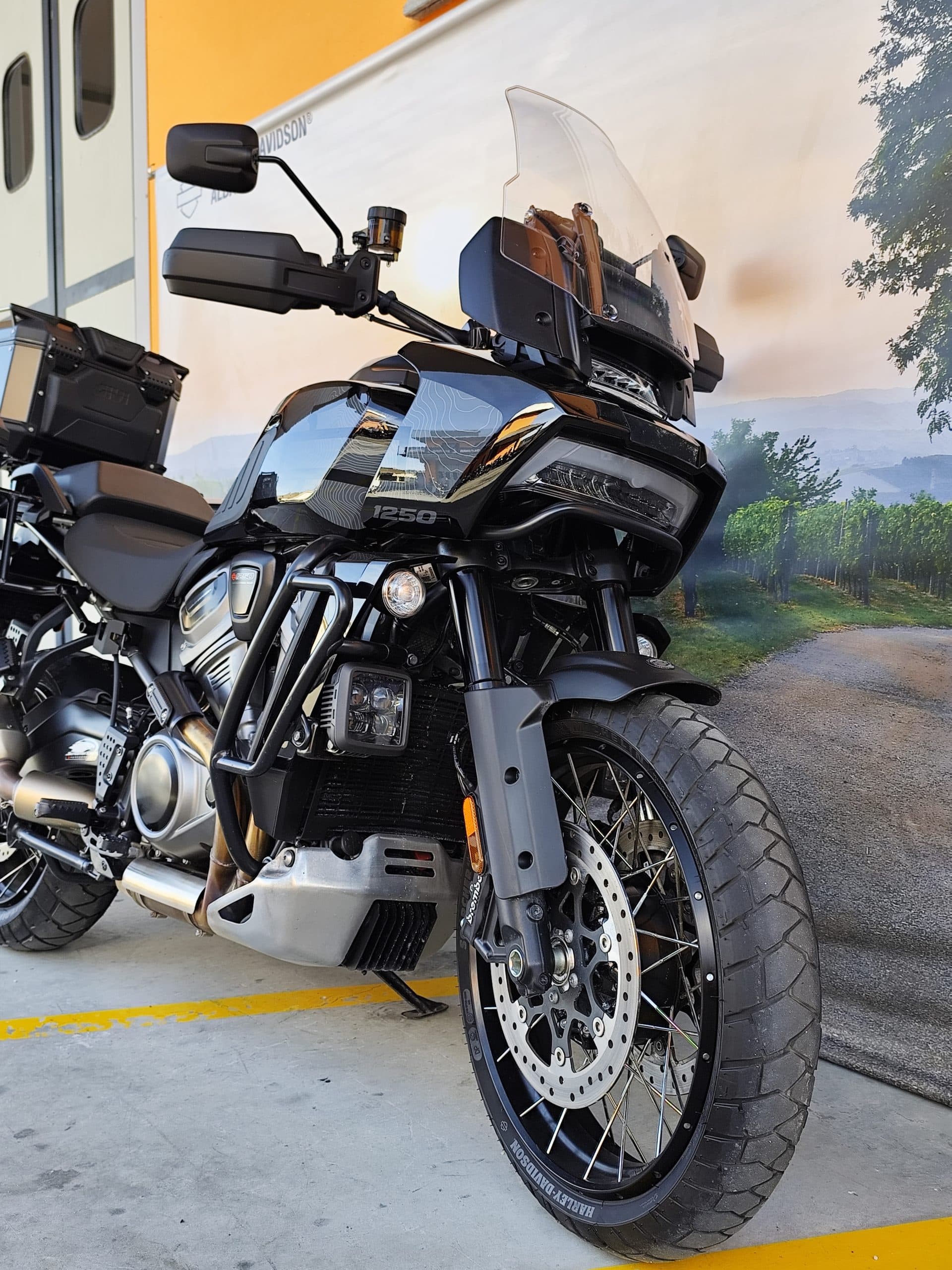 Harley-Davidson Pan America 1250 Special nera, moto adventure touring con barre paramotore, luci ausiliarie e bauletto GIVI, pronta per test ride.