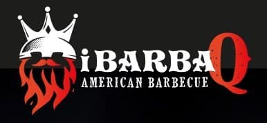 Logo iBARBAQ AMERICAN BARBECUE: corona, elmo stilizzato e barba a fiamma. Ristorazione in stile americano per eventi Harley-Davidson.