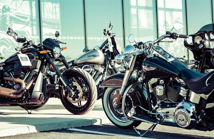 Parco moto Harley-Davidson in esposizione esterna, con modelli come Deluxe, pronti per test ride presso la concessionaria di Alba.