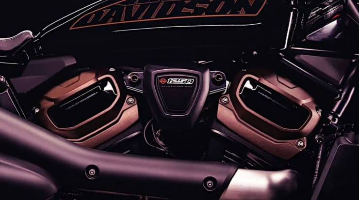 Dettaglio del motore Harley-Davidson Revolution Max 1250 con finiture bronzo, evidenziando il design e la potenza della moto.