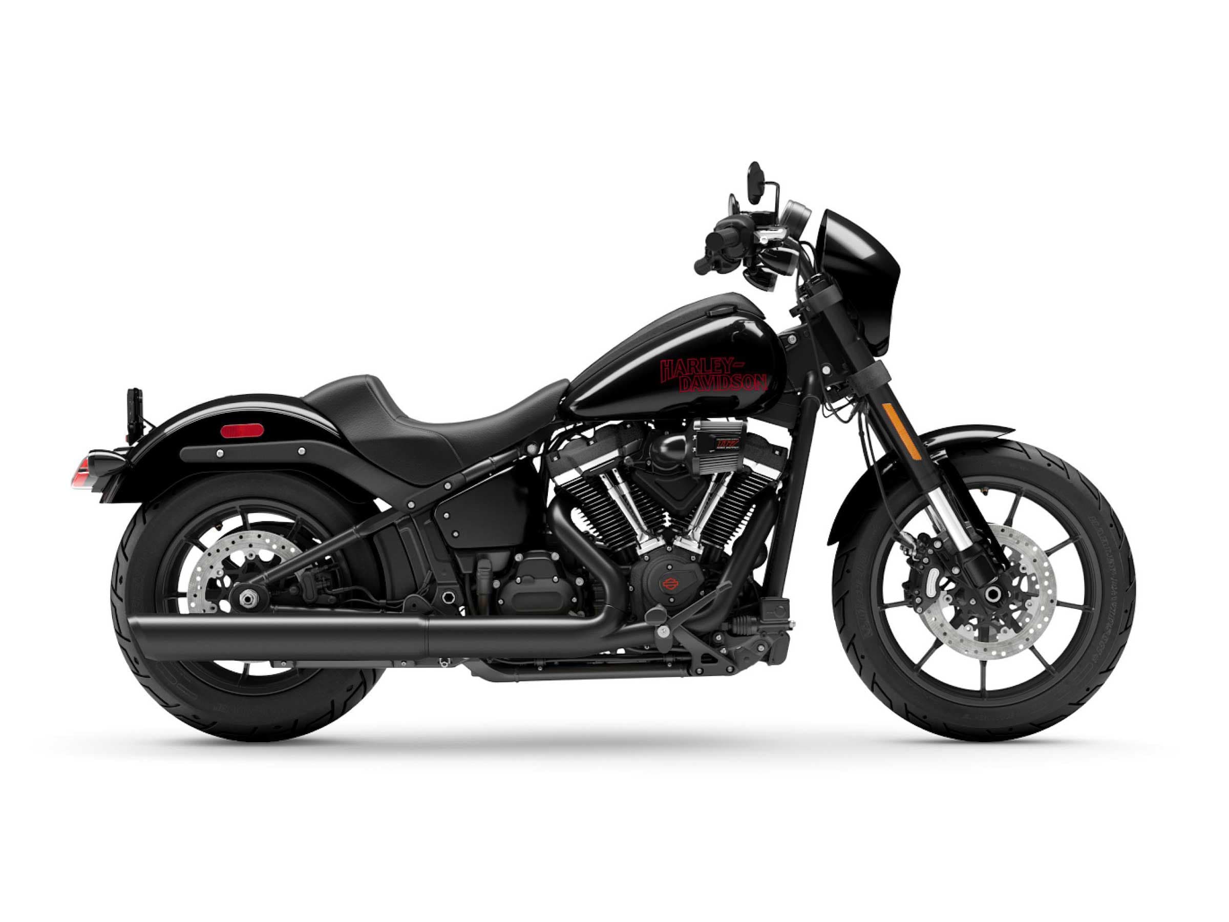 Motocicletta Harley-Davidson nera, modello Softail, con motore Milwaukee-Eight, scarico nero e cerchi a razze, vista laterale su sfondo bianco.