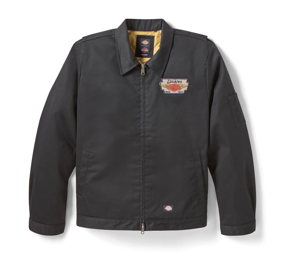 Giacca nera Dickies x Harley-Davidson con patch sul petto raffigurante i loghi dei due marchi e le date 1903 e 1922. Chiusura a zip e colletto classico.