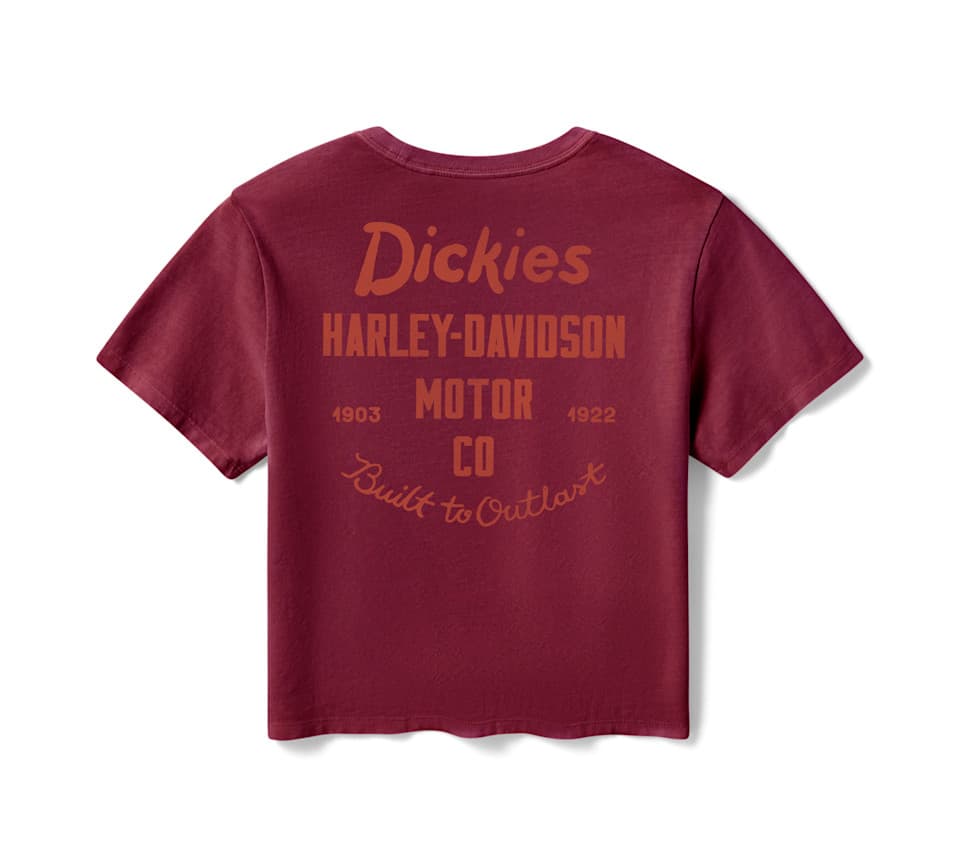 Maglietta bordeaux Dickies x Harley-Davidson, retro con stampa arancione: 'Dickies', 'Harley-Davidson Motor Co', '1903', '1922', 'Built to Outlast'. Abbigliamento moto.