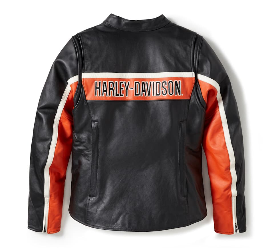Giacca in pelle nera da motociclista con banda orizzontale arancione e bianca sul dorso, recante la scritta 'HARLEY-DAVIDSON'. Maniche con inserti arancioni e bianchi.