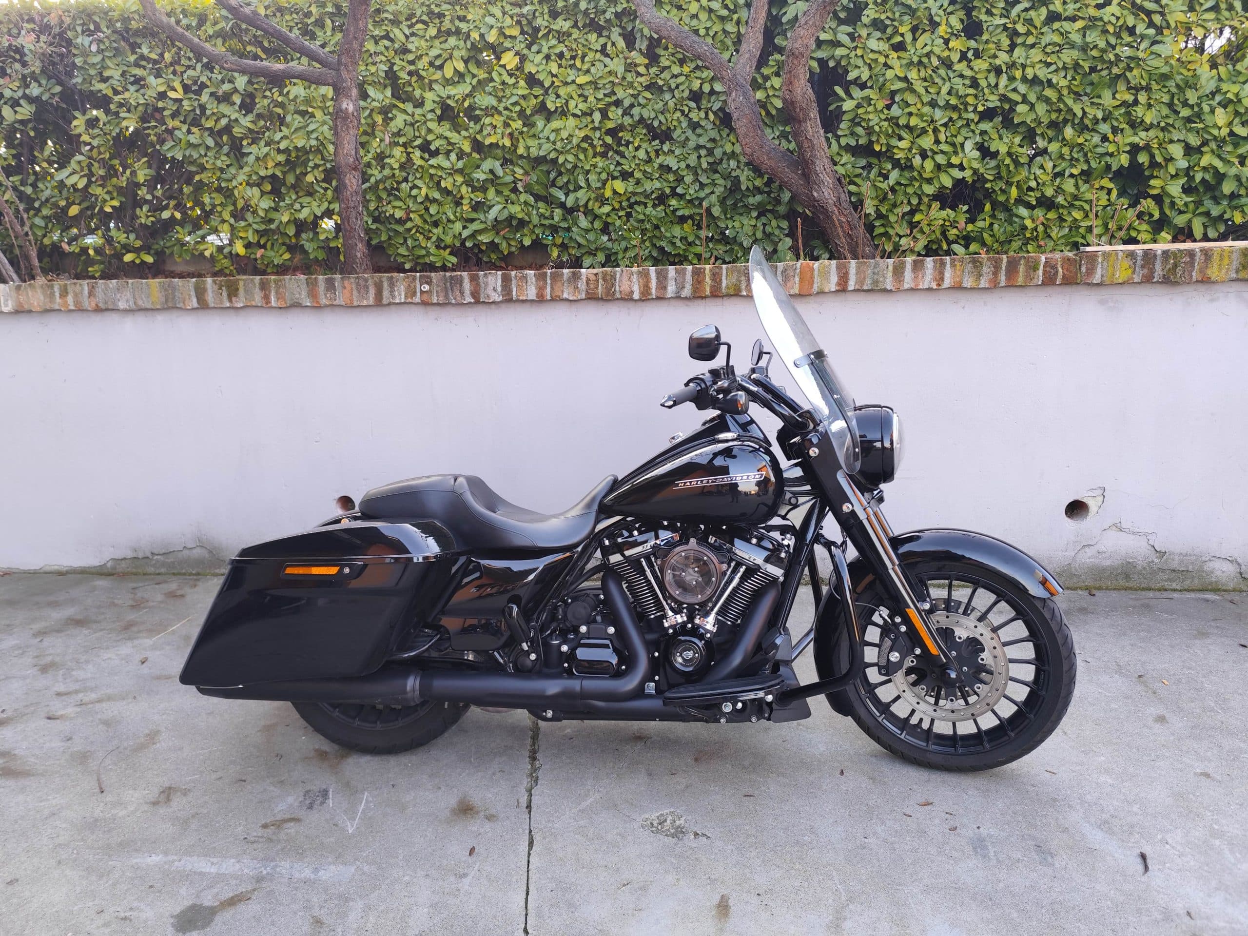 1768984185910-scaled Harley-Davidson touring nera lucida, con motore Milwaukee-Eight e parabrezza, parcheggiata su cemento. Ideale per test ride.