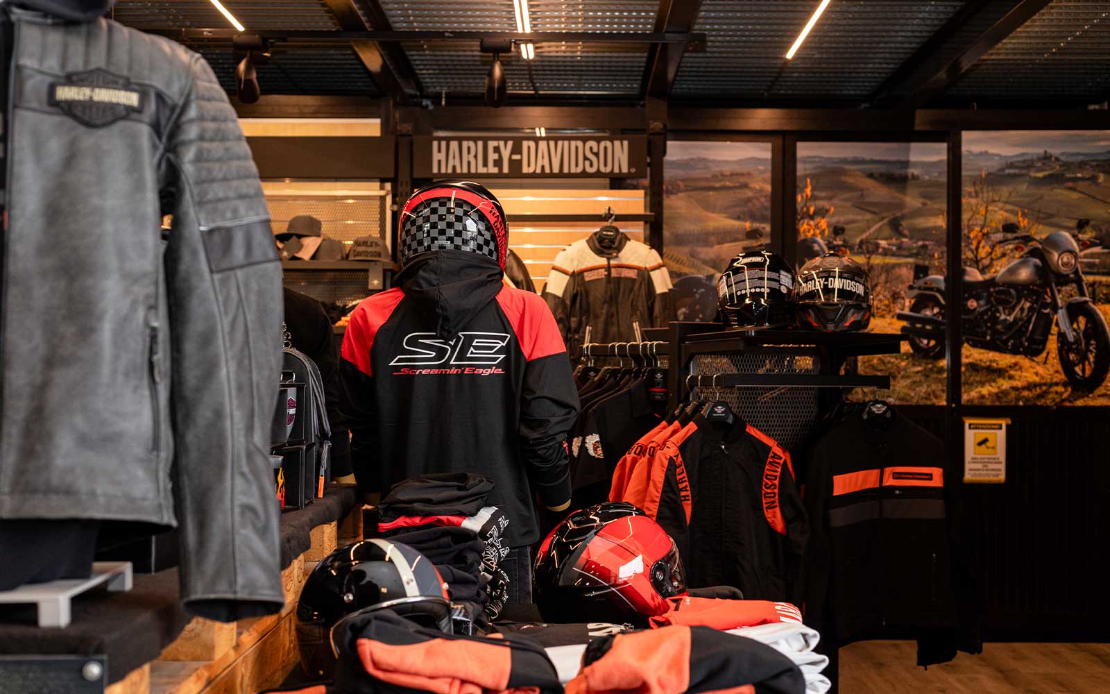 Negozio Harley-Davidson: abbigliamento e caschi moto Interno di concessionaria Harley-Davidson con esposizione di abbigliamento tecnico, giacche in pelle, caschi e merchandising Screamin' Eagle.
