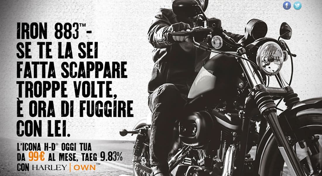 1424511005harleyown Motociclista su Harley-Davidson Iron 883 nera. Annuncio per l'acquisto della moto a 99€/mese, TAEG 9.83% con Harley | OWN.