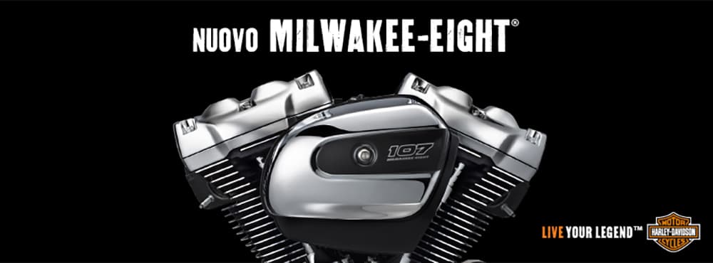 1472803375MY17_MilwakeeEight_FB_cover Primo piano del nuovo motore Harley-Davidson Milwaukee-Eight 107, cromato, con logo e scritta 'Live Your Legend'.