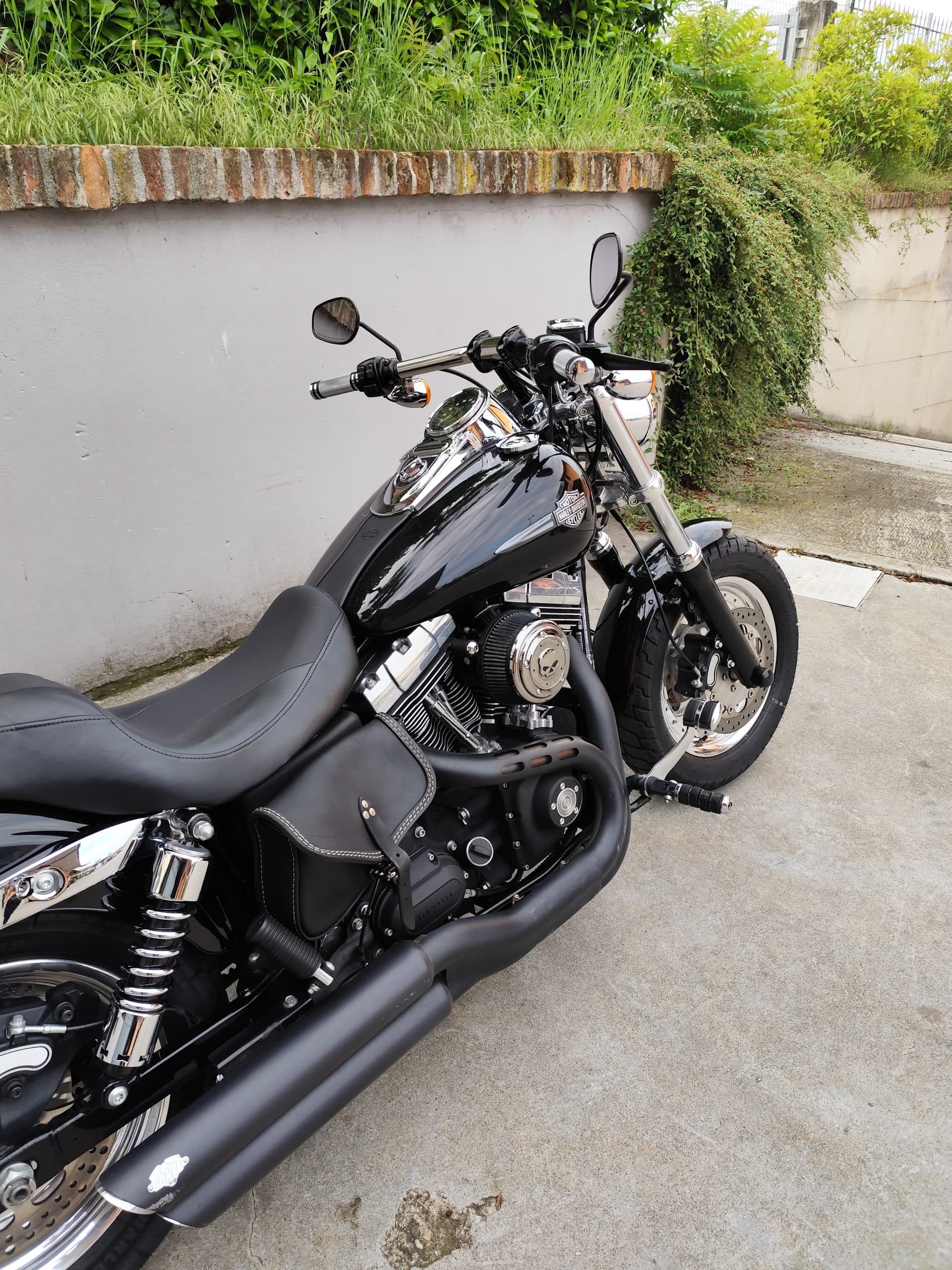 1749819270757.jpg Harley-Davidson nera lucida, motore V-Twin cromato, scarichi neri e sella in pelle. Ideale per un test ride presso la nostra concession